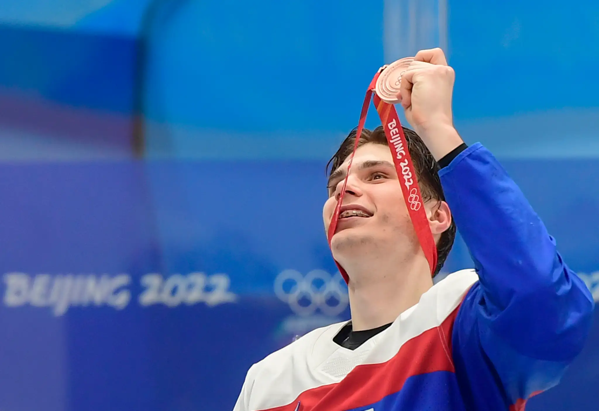 Slovenský útočník Juraj Slafkovský oslavuje zisk bronzu.
