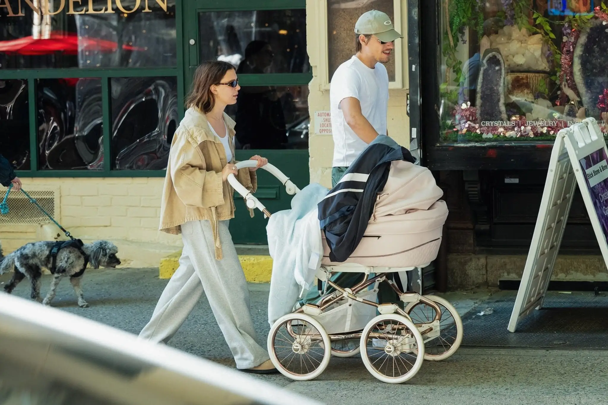 Millie Bobby Brown a Jake Bongiovi sa stali dvojnásobnými rodičmi.