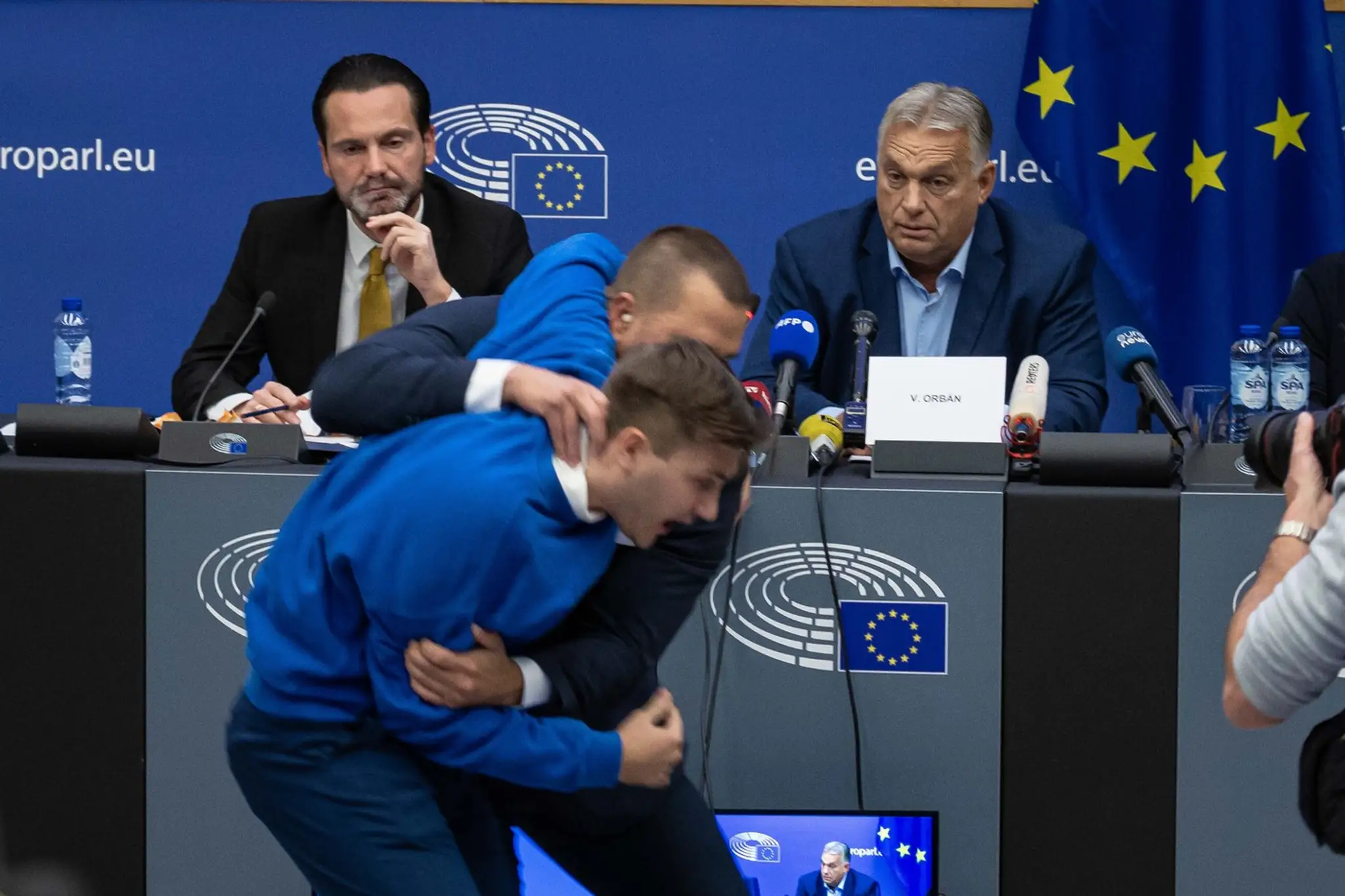 Aktivista vybehol na Orbána.
