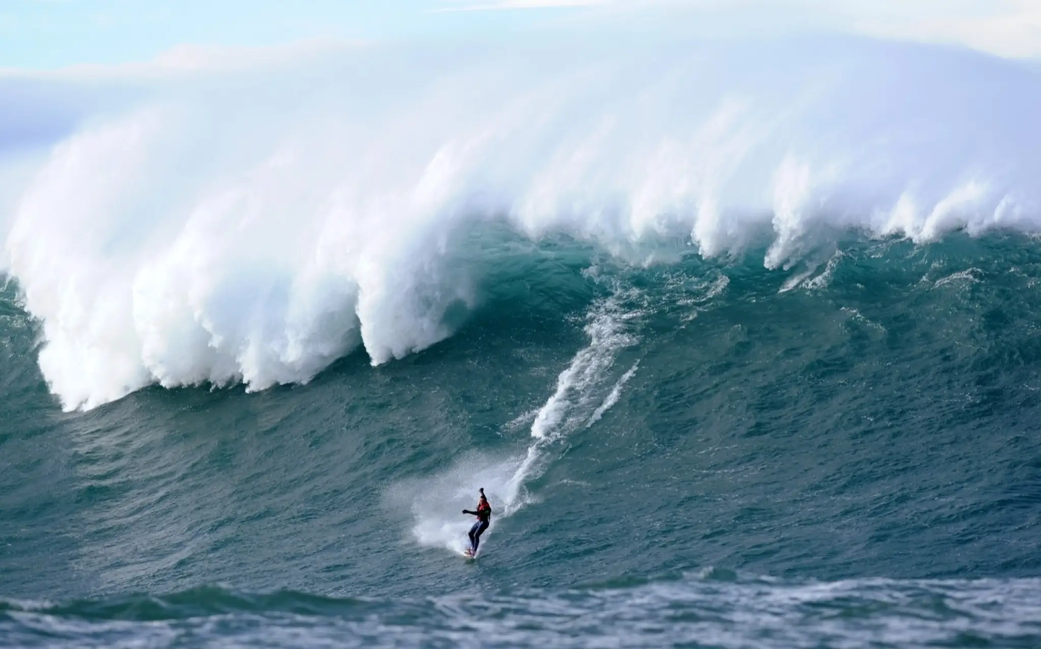 Šialení surfisti na vlnách vo Francúzsku