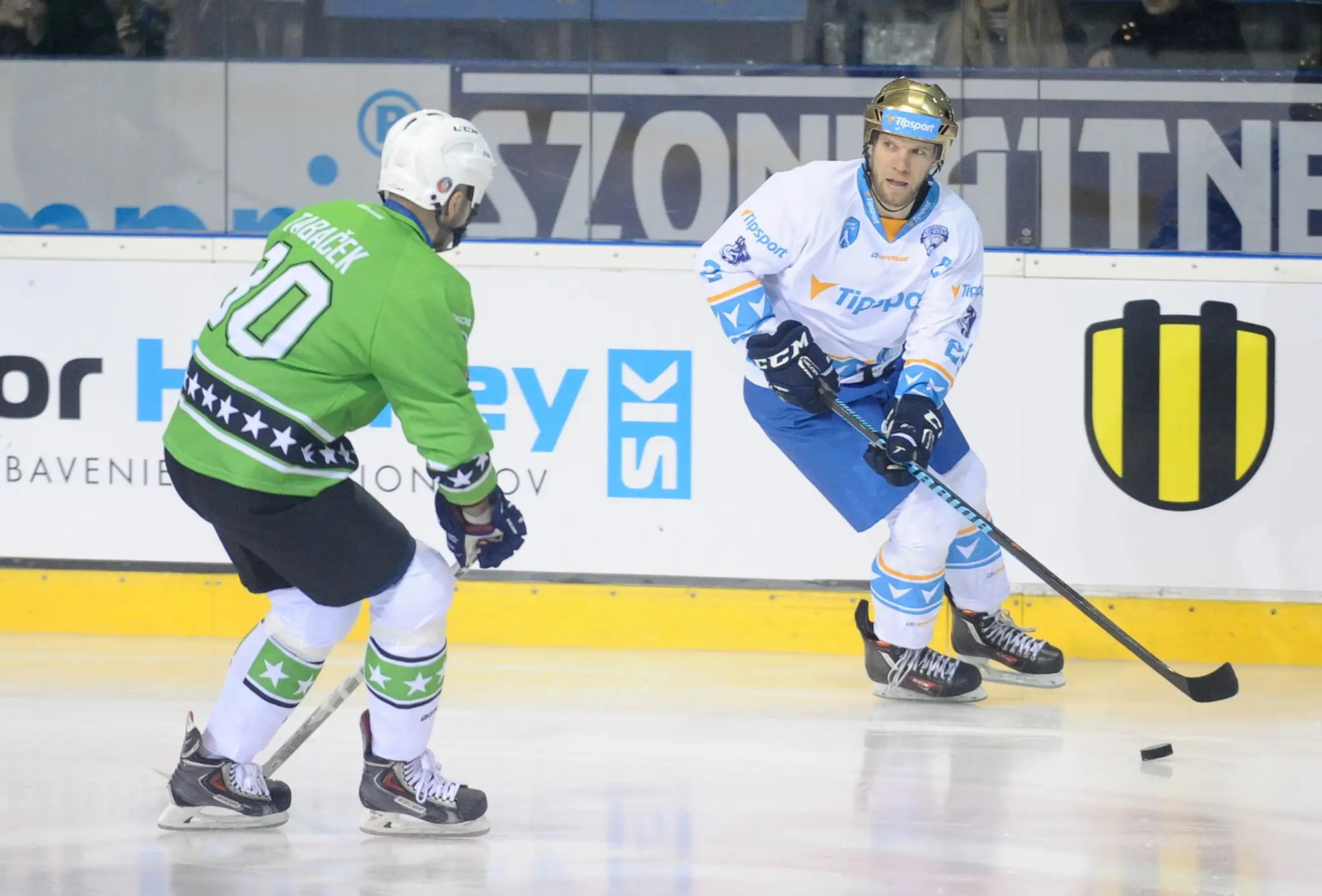 Ľuboš Bartečko (vpravo) z tímu Ľuboša Bartečka (Tipsport) a Ján Tabaček z tímu Róberta Petrovického (Škoda) vo finále zápasu hvi