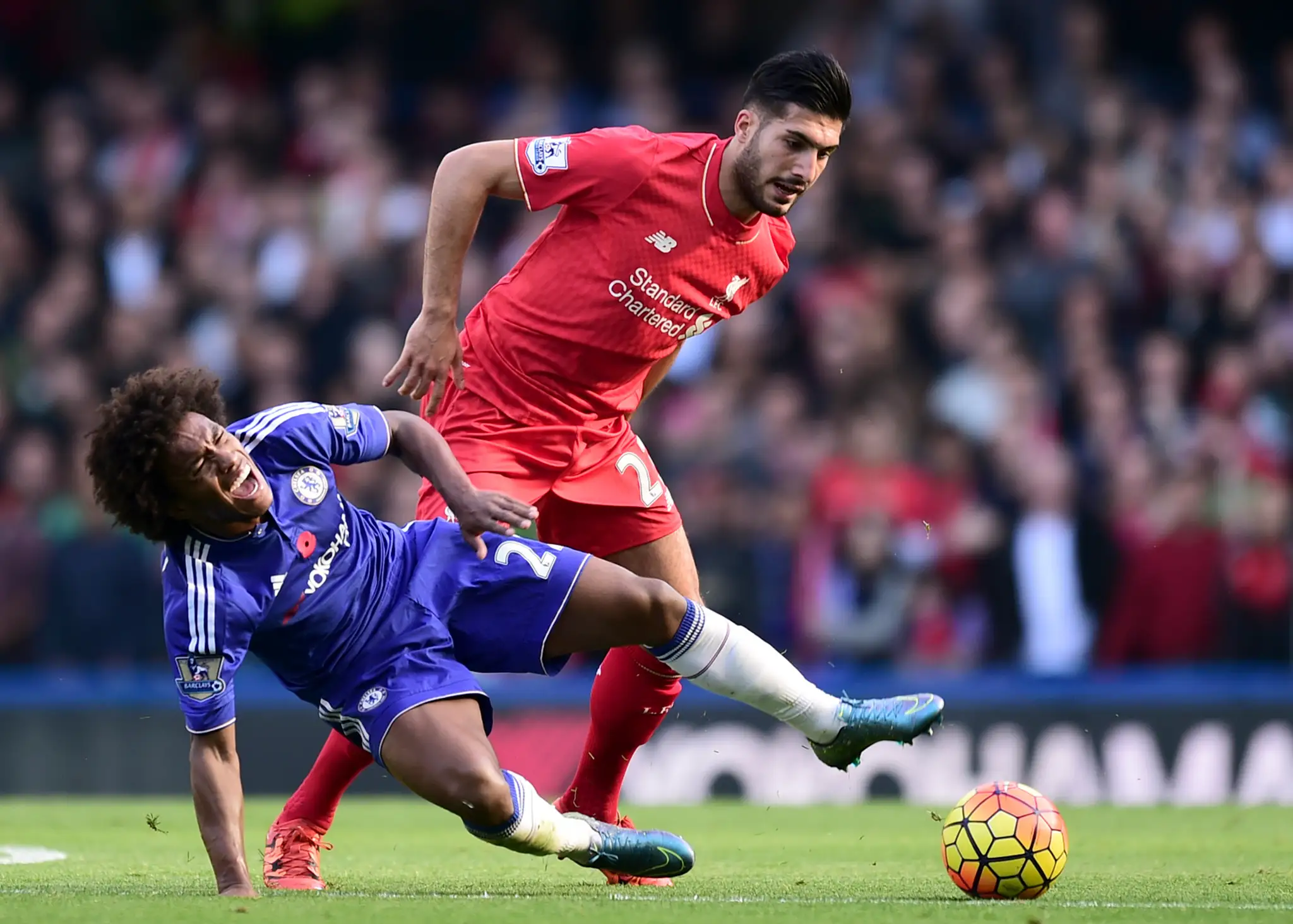 Súboj Williana (Chelsea) s Emre Canom (Liverpool).