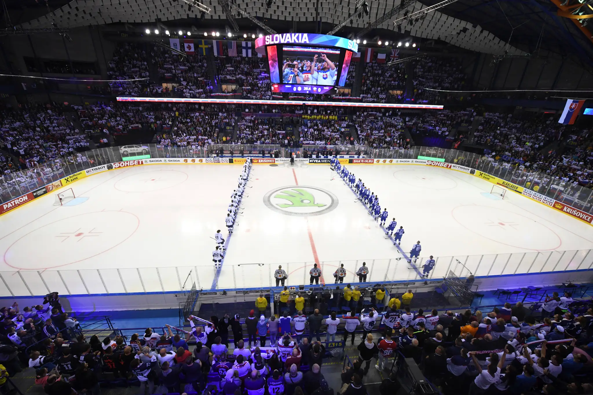 Slovenskí hokejisti oslavujú gól proti USA na MS 2019.