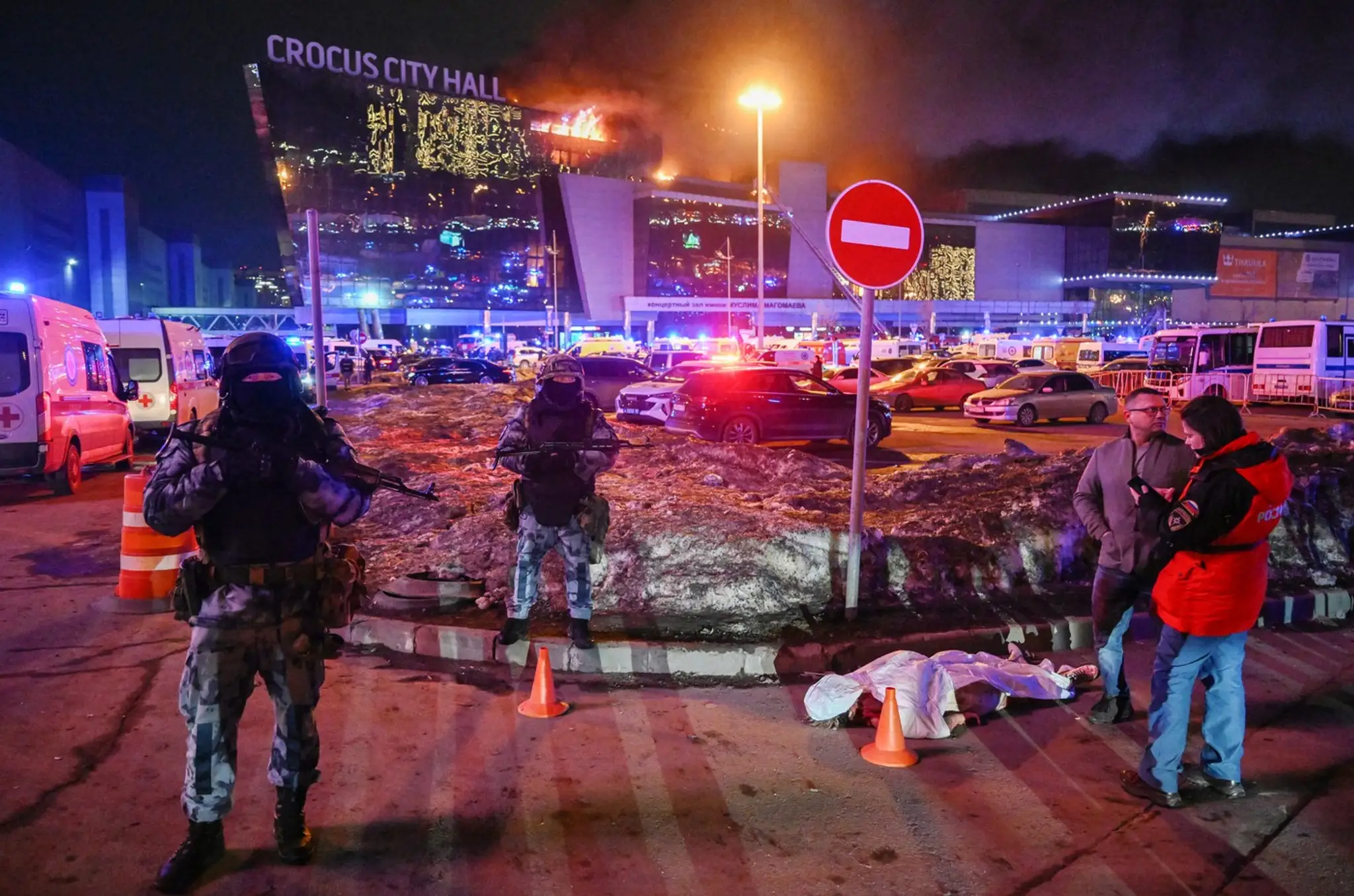 Policajti hliadkujú v okolí budovy.