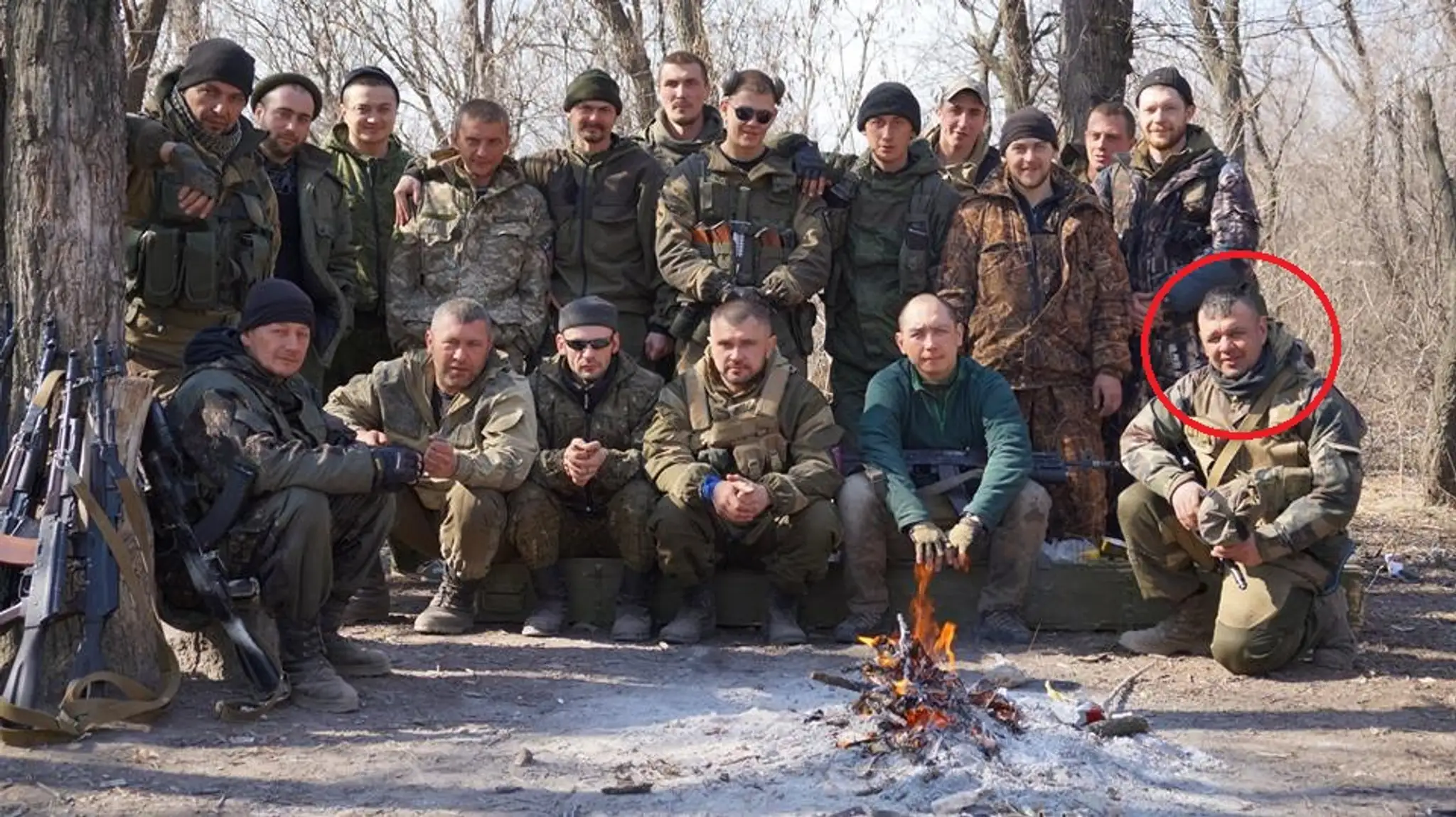 Štefan Potocký pózuje s členmi bojovej jednotky bojujúcej na strane proruských separatistov.