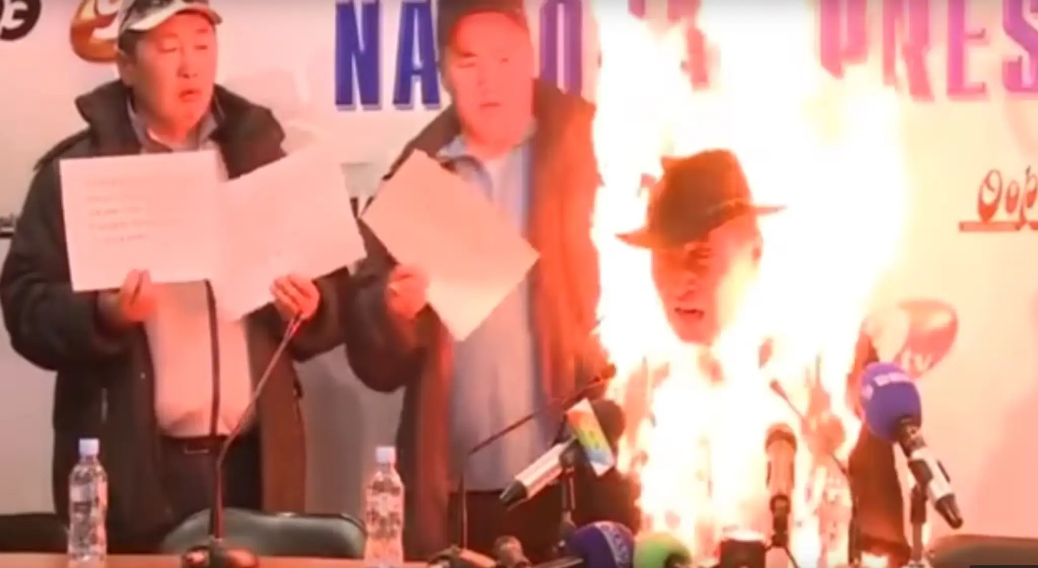 Muž sa upálil počas tlačovej konferencie na znak protestu.jpg