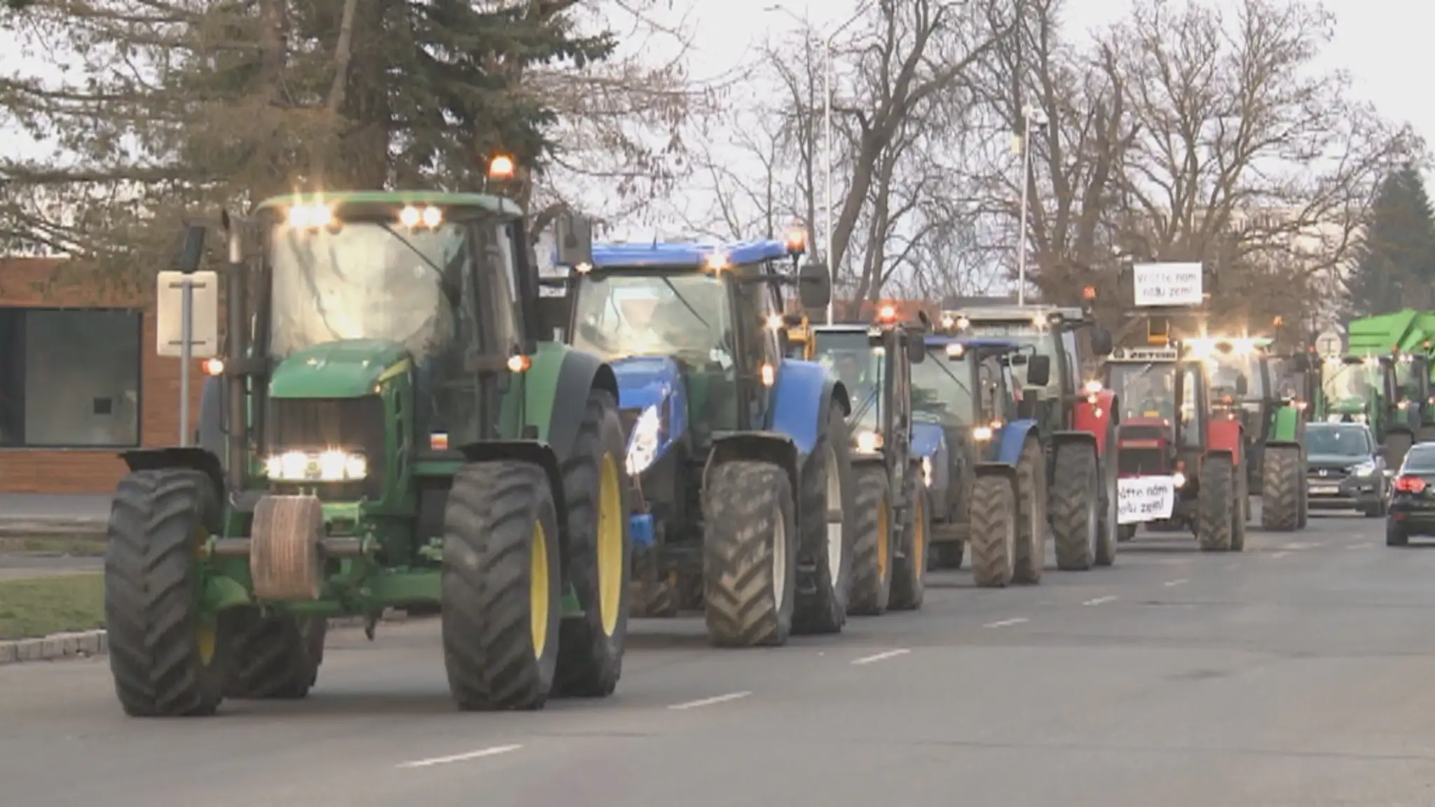 Na Zemplíne sa k protestujúcim pridali aj farmári. Na traktoroch vyrazili do ulíc Michaloviec. 