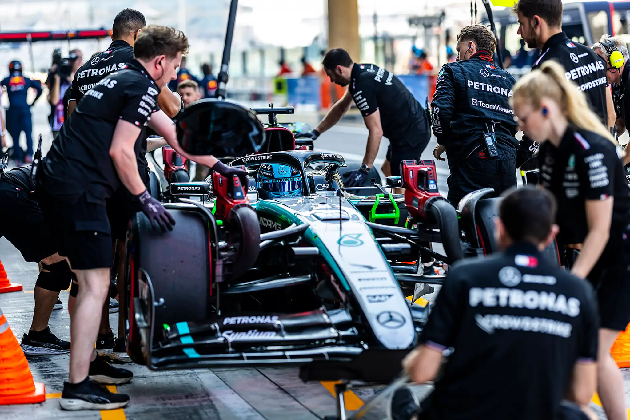 Brit George Russell na Mercedese.