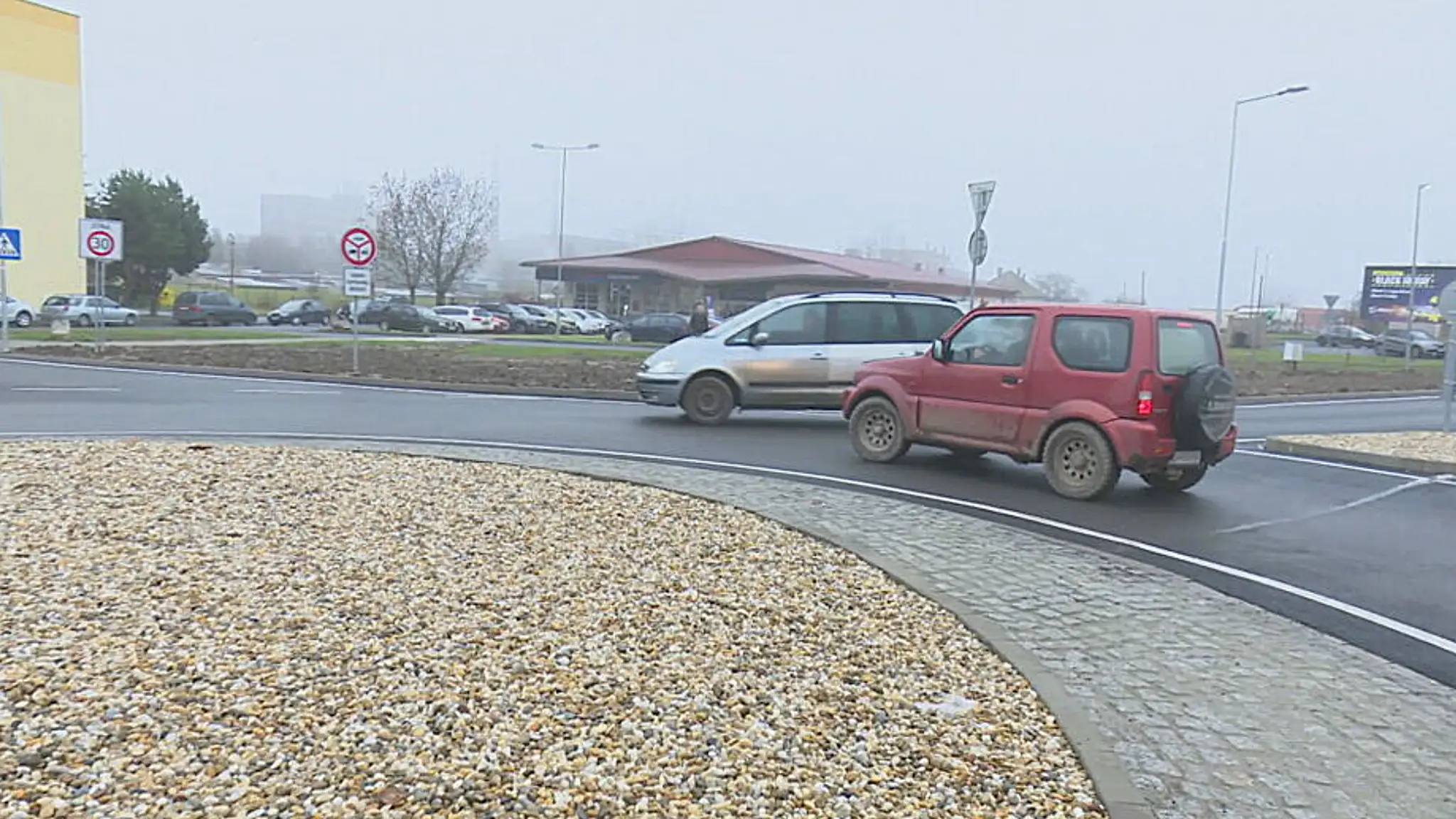 Nový kruhový objazd v Poltári. 