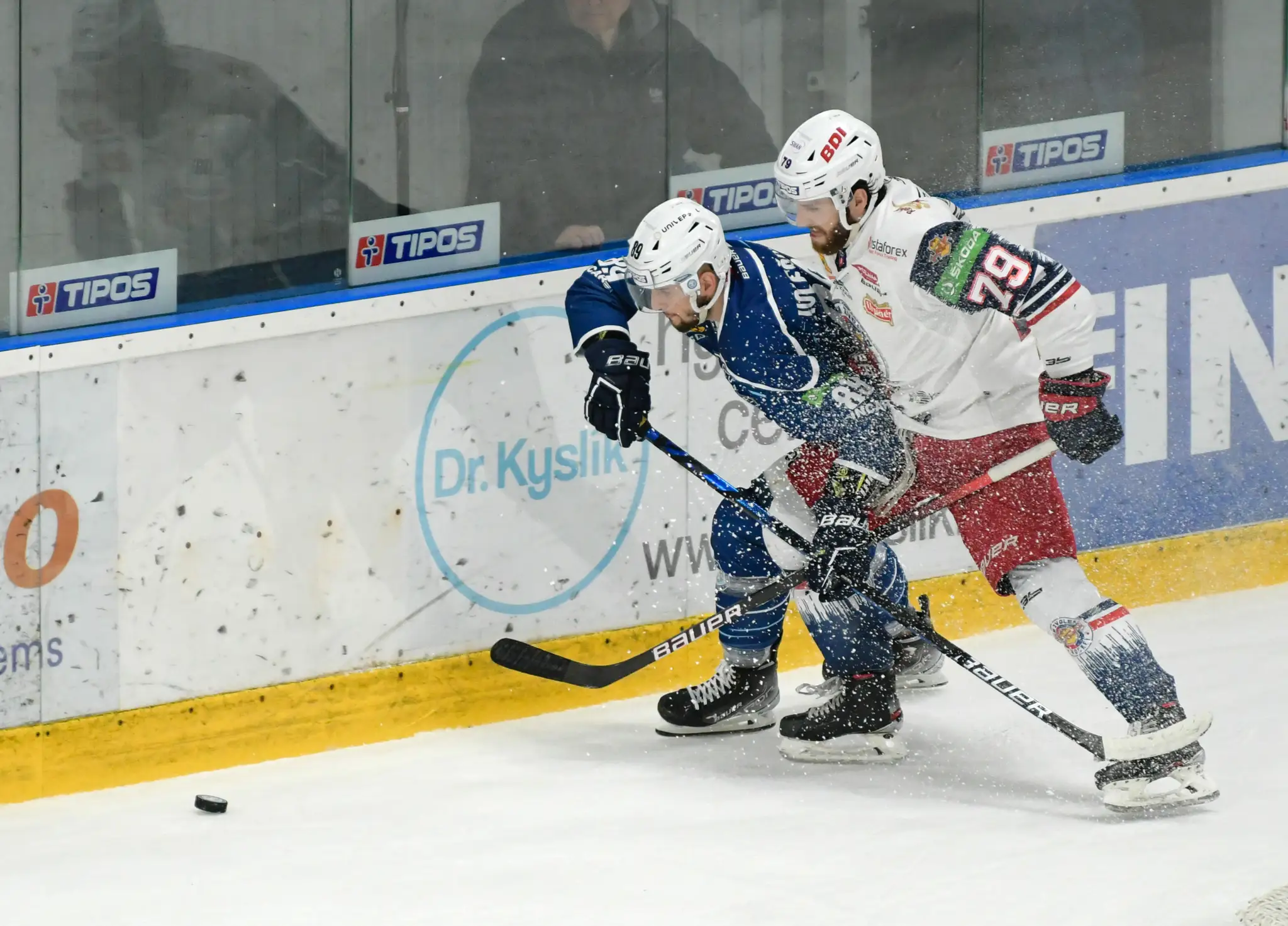 Na snímke zľava Adrián Holešinský (Nitra) a Jérémy Roy (Zvolen) v šiestom zápase semifinále.