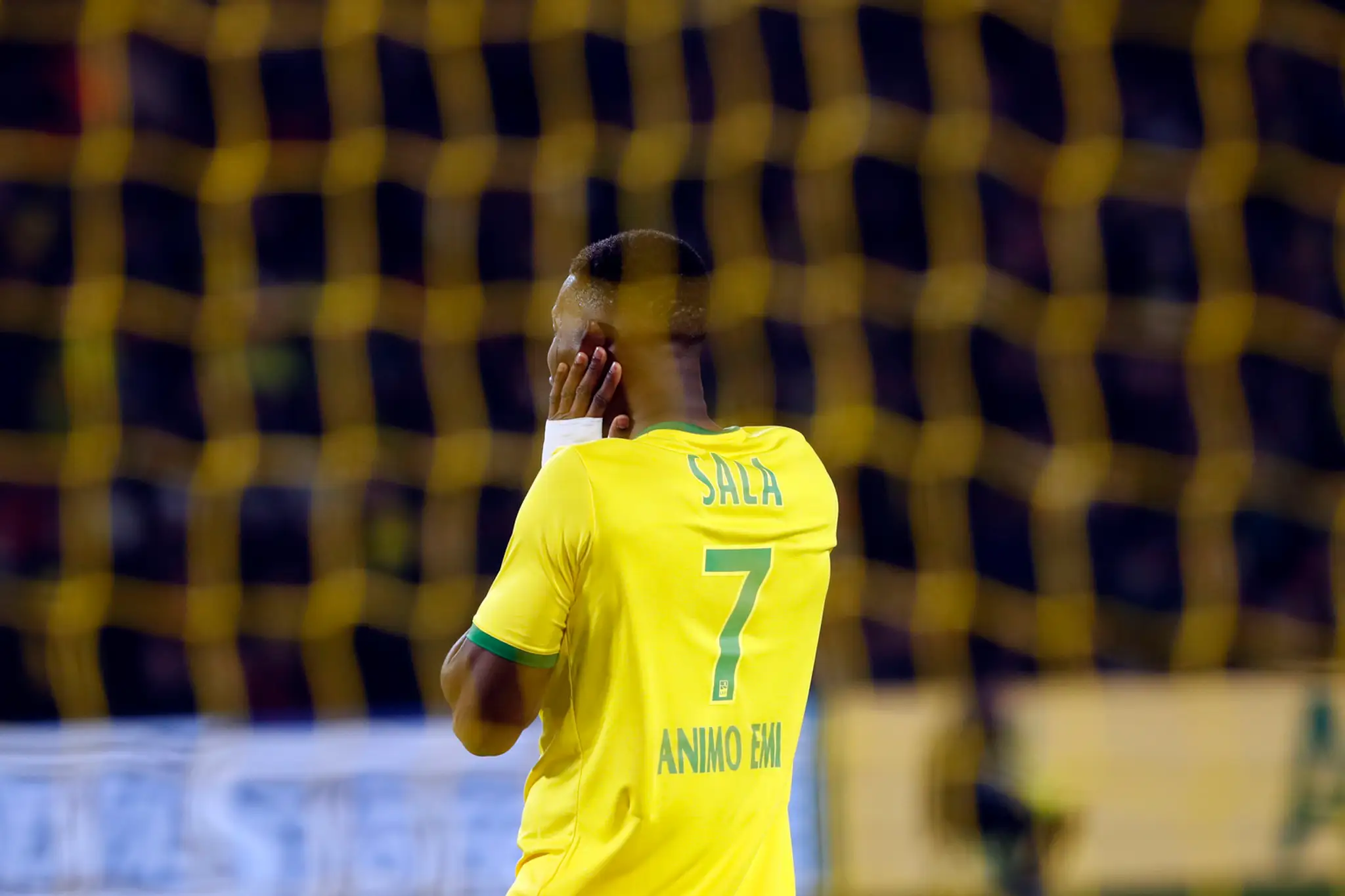 Waris Majeed z Nantes si tričkom uctil pamiatku zmiznutého exhráča klubu Emiliana Salu v zápase so Saint-Étienne.