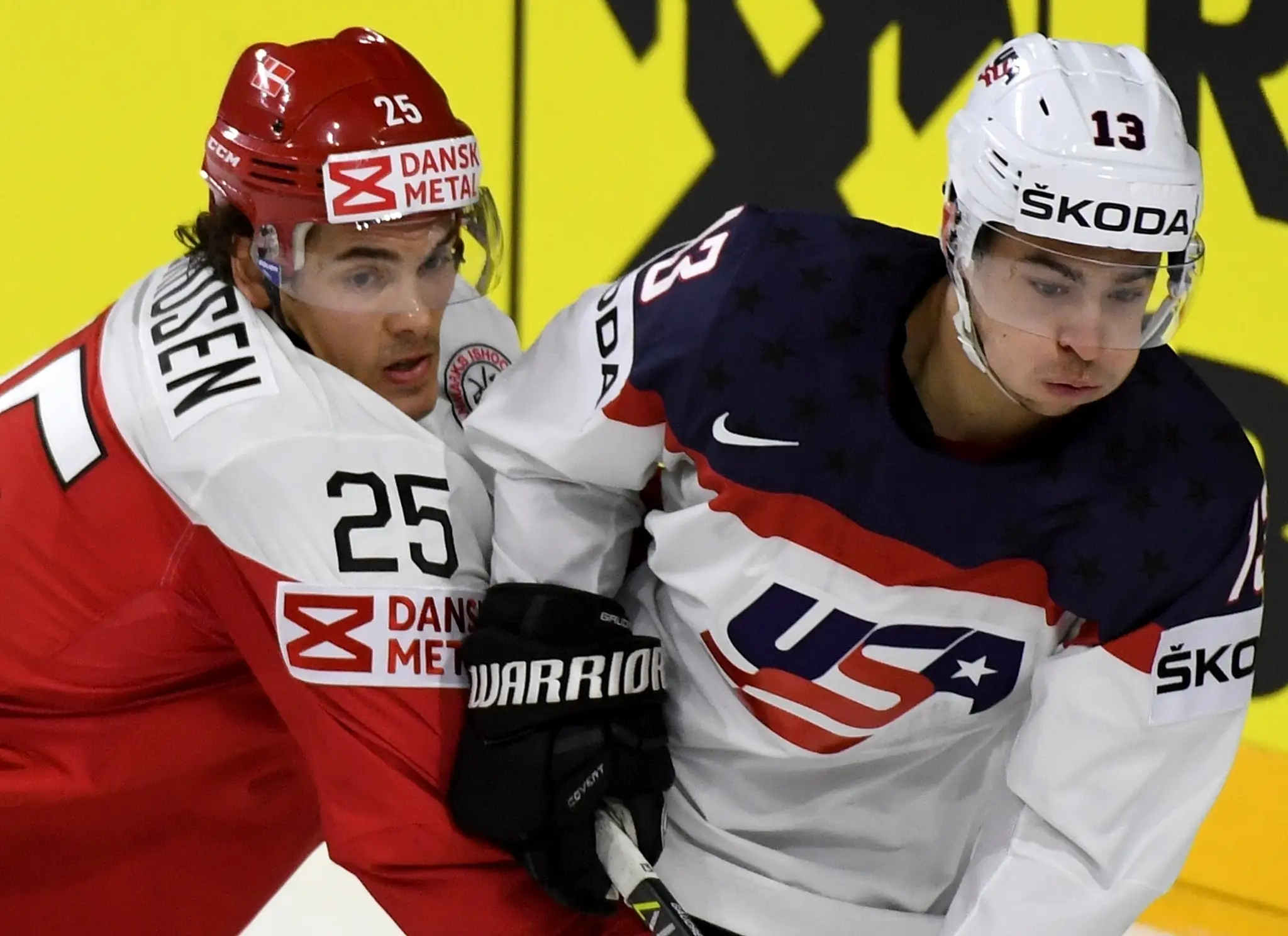 V súboji o puk Američan Johnny Gaudreau (vpravo) a Dán Oliver Lauridsen na MS 2017.