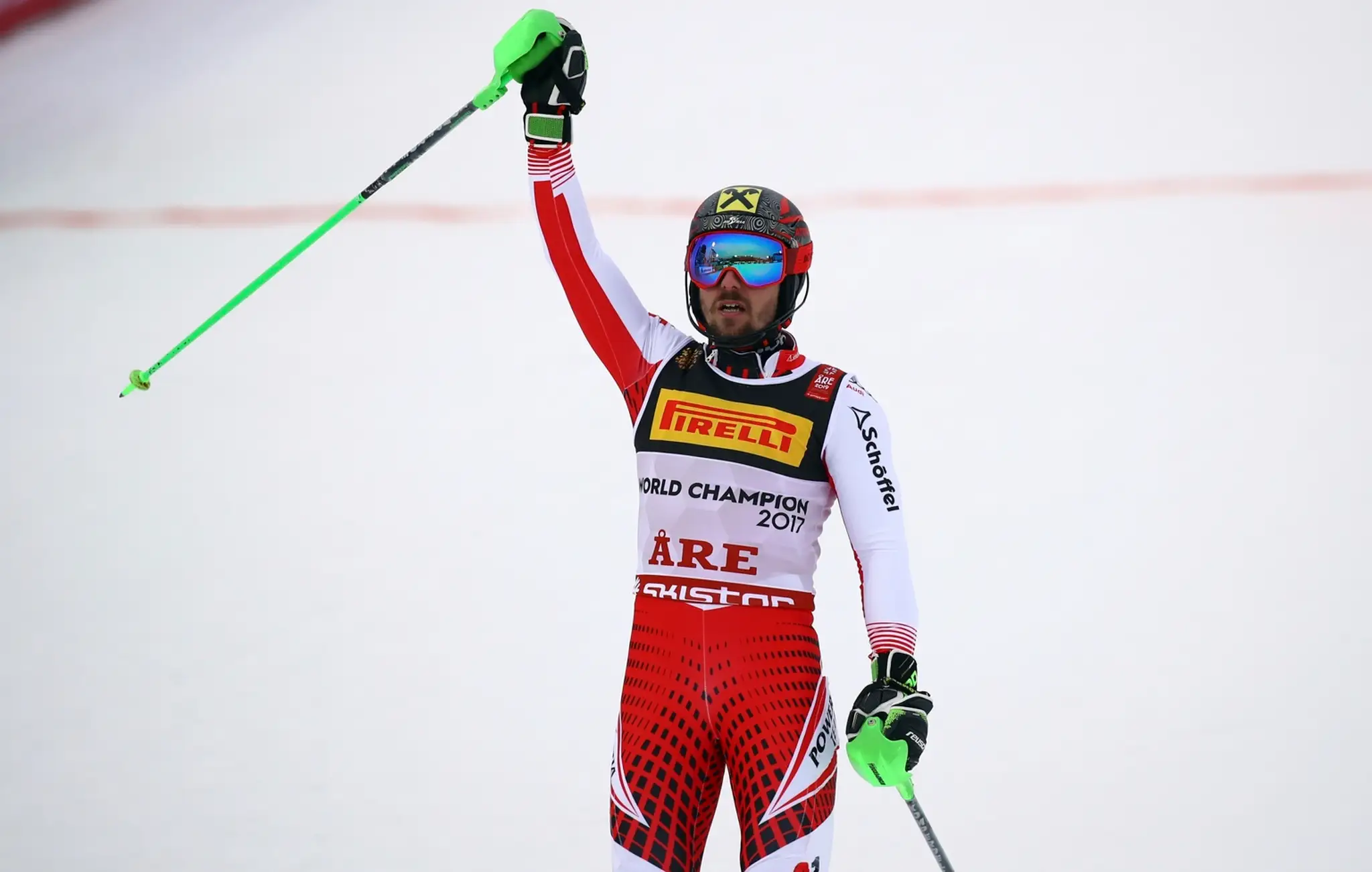 Alpský lyžiar Marcel Hirscher oslavuje triumf v slalome na MS v Are.