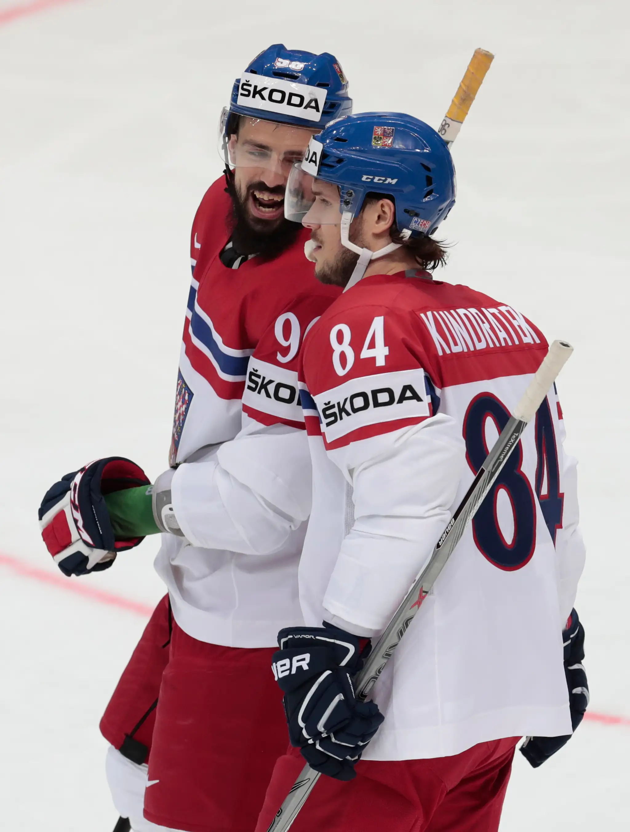 Českí hráči Tomáš Kundrátek a Richard Jaruška oslavujú gól proti Rusku počas tamojšieho svetového šampionátu.