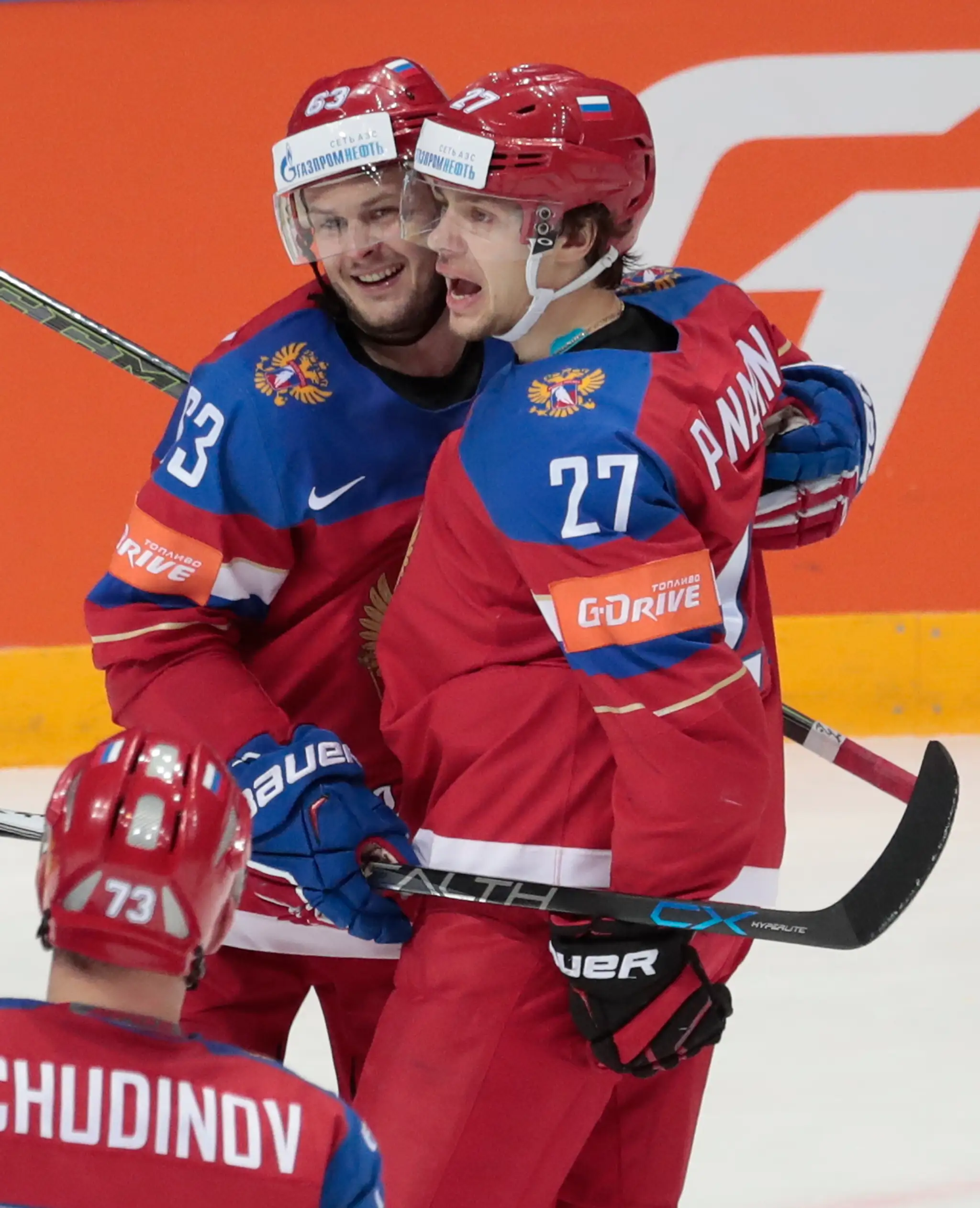 Ruský hráč Artemij Panarin (vpravo) oslavuje so svojím spoluhráčom Jevgenijom Dadonovom gól do bránky Nórska v zápase A-skupiny 