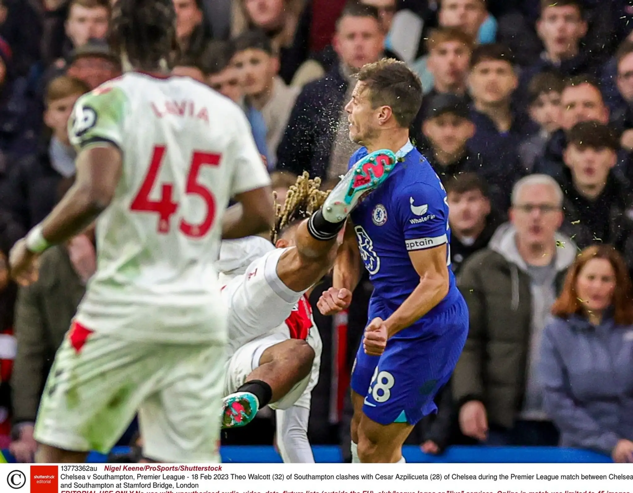 Azpilicueta dostáva nepríjemný kopanec do hlavy
