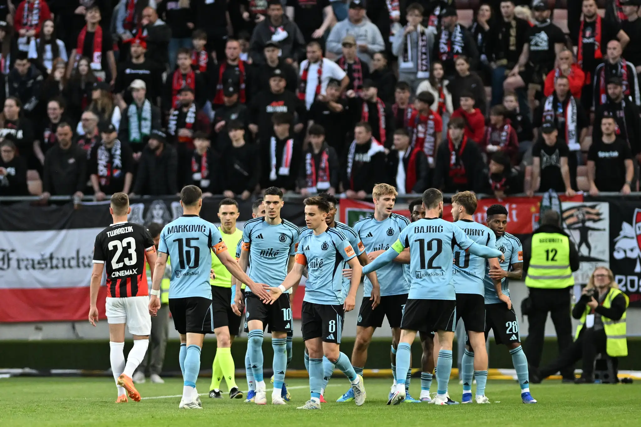 Radosť hráčov Slovana po strelení gólu v 7. kole v skupine o titul v Trnave.