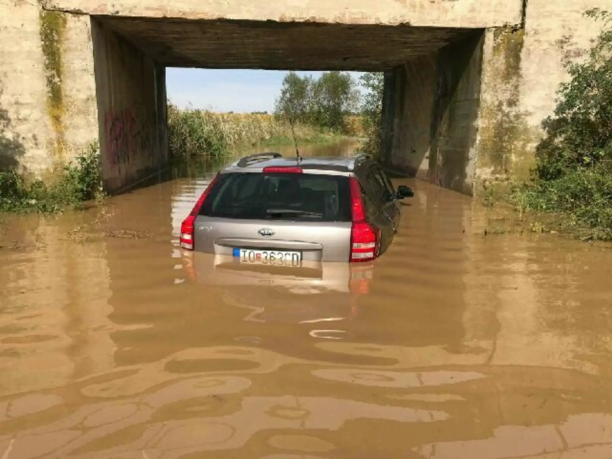 Zatopené auto v časti Andač.