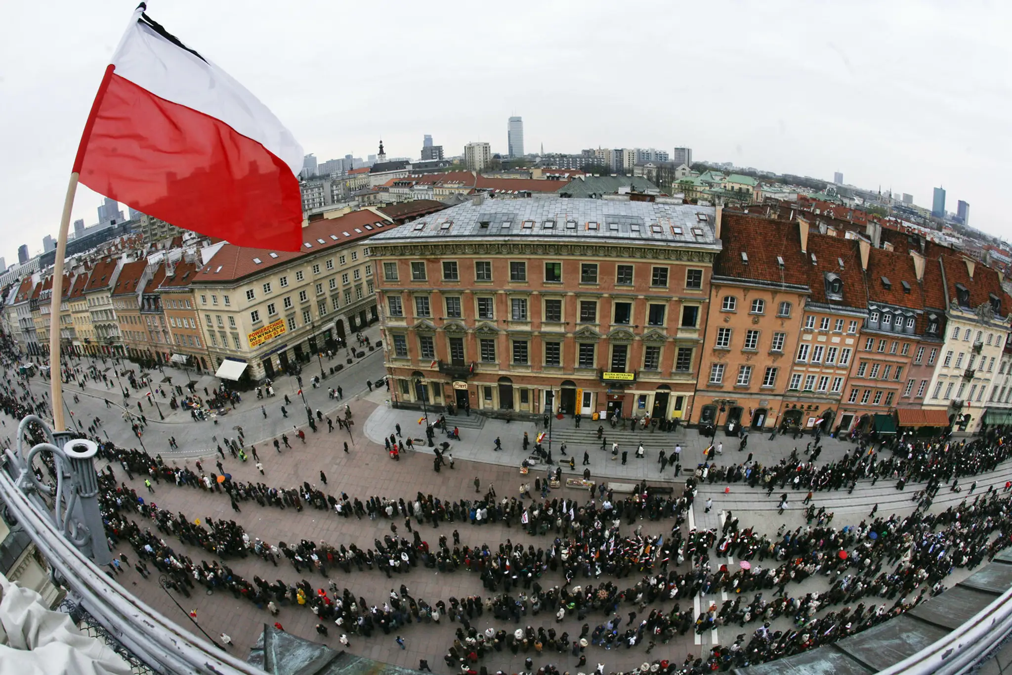 Ľudia pred Prezidentským palácom vo Varšave
