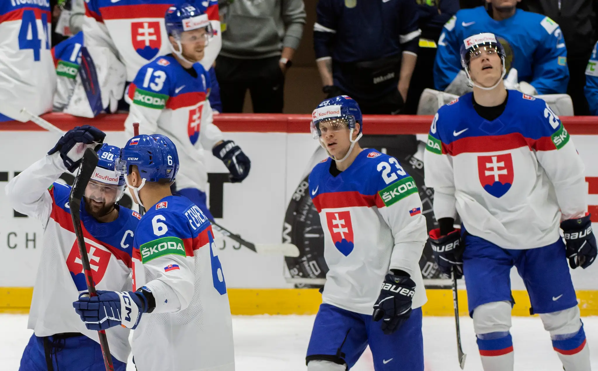 Gólová radosť Slovákov, zľava Tomáš Tatar, Martin Fehérváry, v pozadí Michal Krištof, Adam Liška a Juraj Slafkovský v zápase s Kazachstanom na MS 2022.