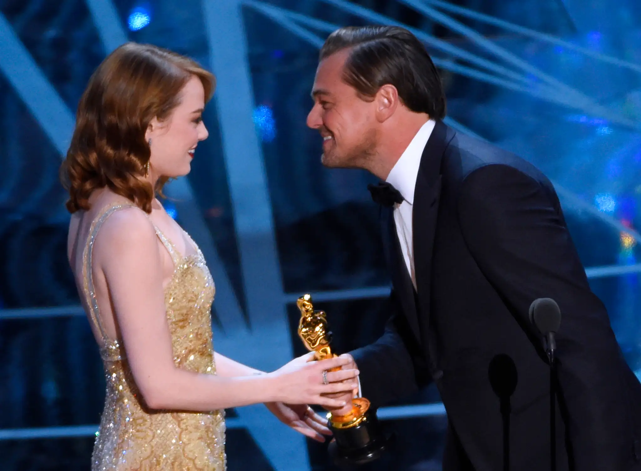 Emma Stone si sošku Oscara prevzala z rúk Leonarda DiCapria.