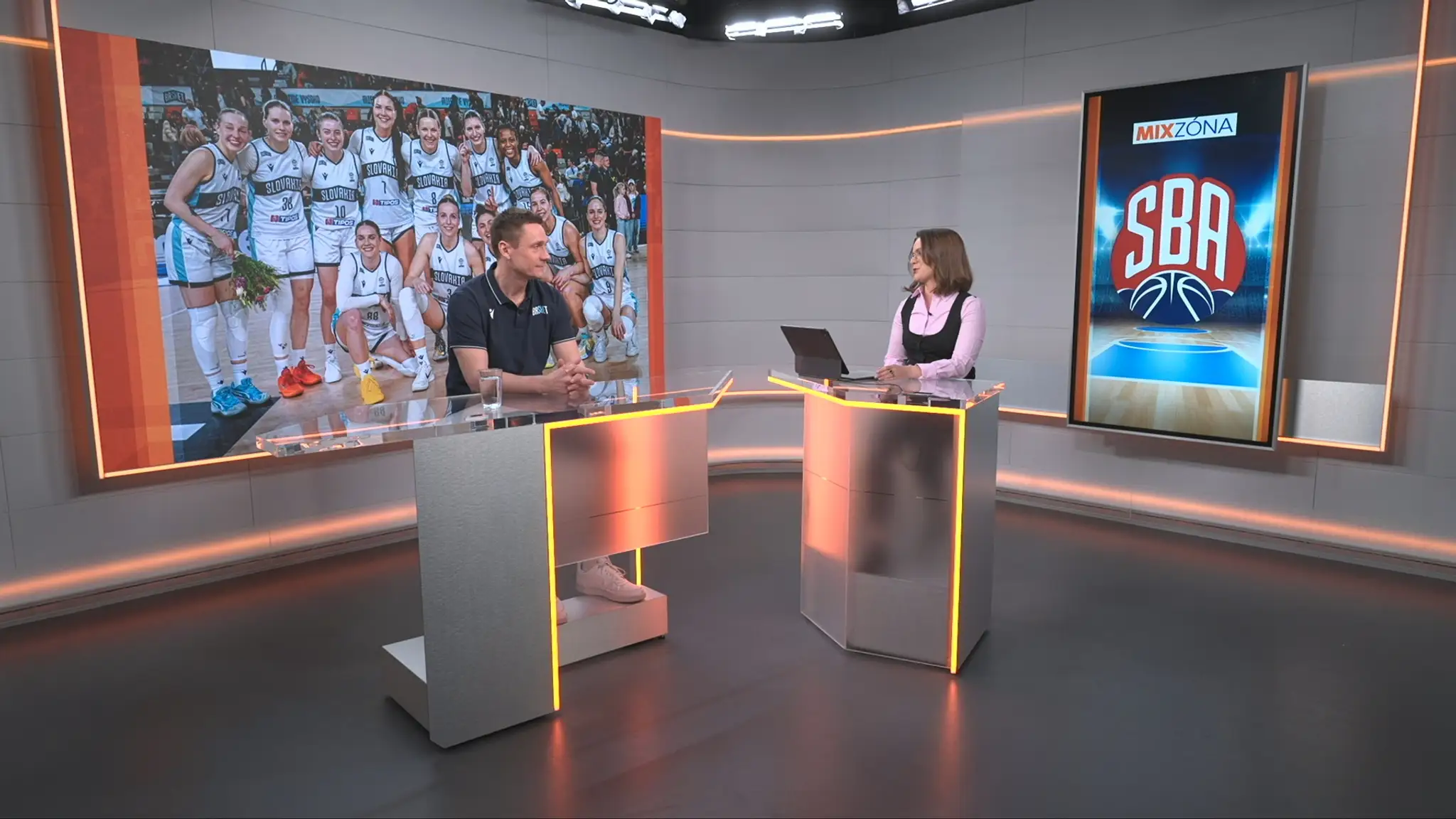 Tréner slovenských basketbalistiek Martin Pospíšil v Mixzóne.