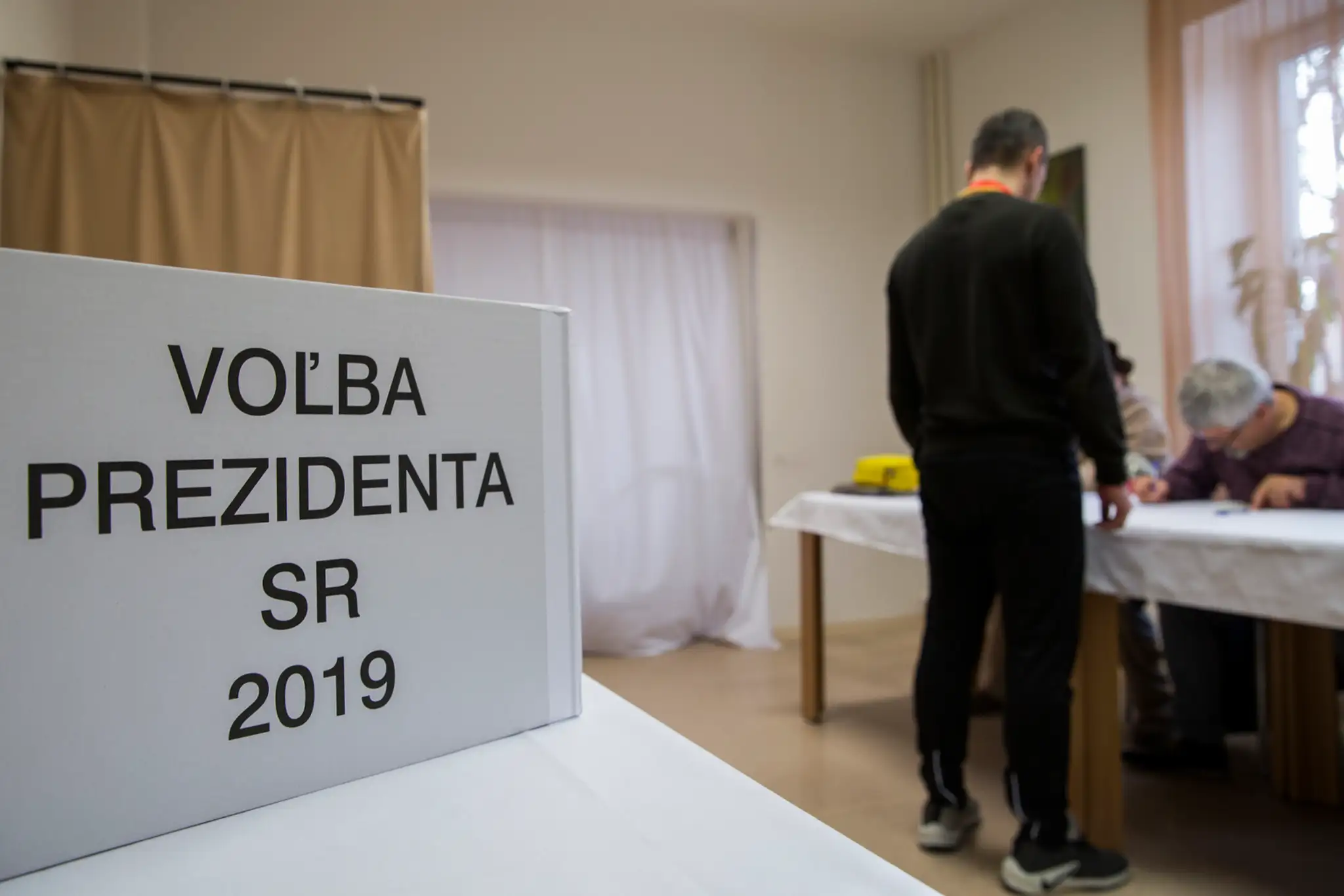 Voľby v obcí Príkra v starostovej obývačke.