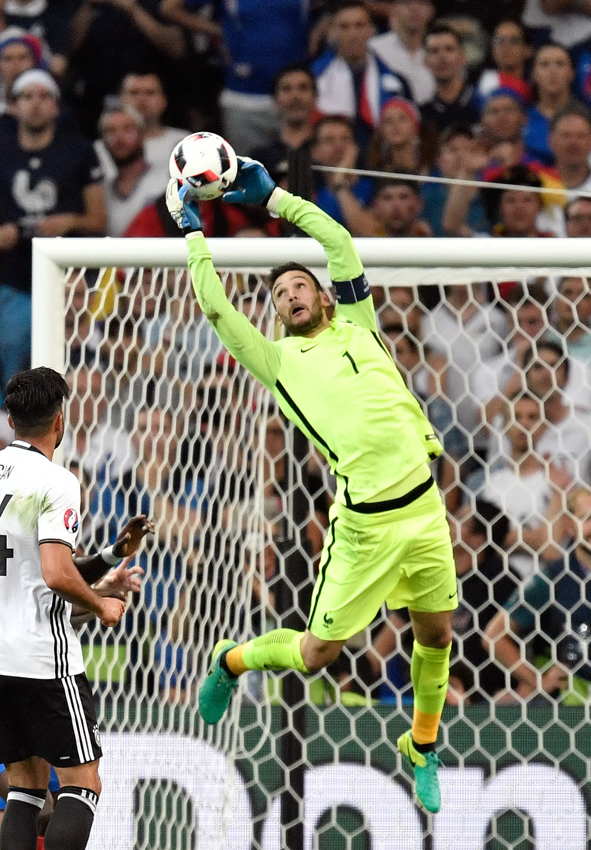 Brankár Francúzska Hugo Lloris chytá loptu po strele na bránku v semifinále ME proti Nemecku.