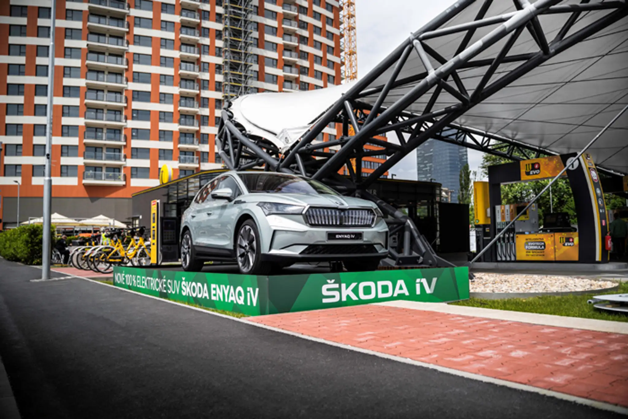 ŠKODA premenila čerpačku na nabíjaciu stanicu.