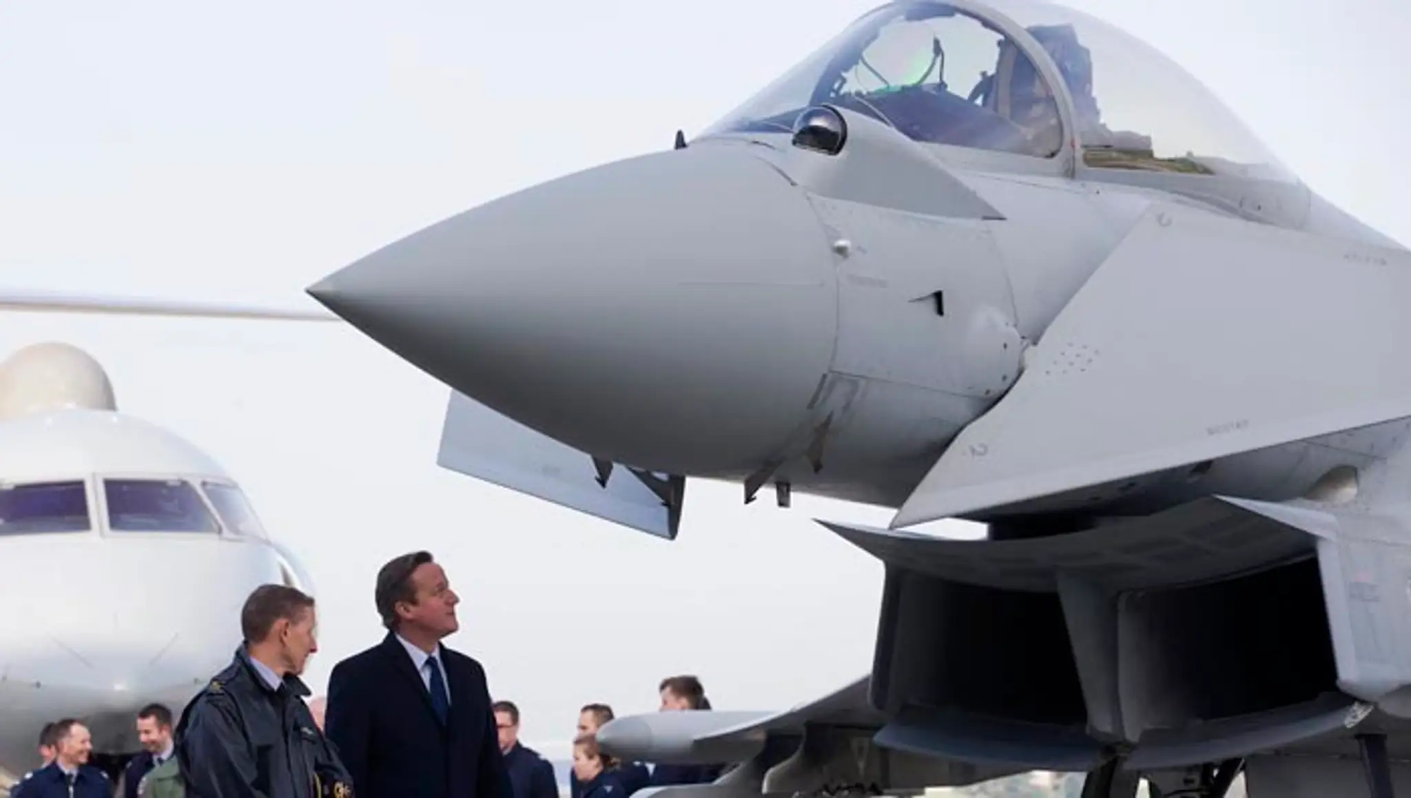 Britský premiér David Cameron (druhý zľava) si prezerá bojové lietadlo Eurofighter Typhoon.