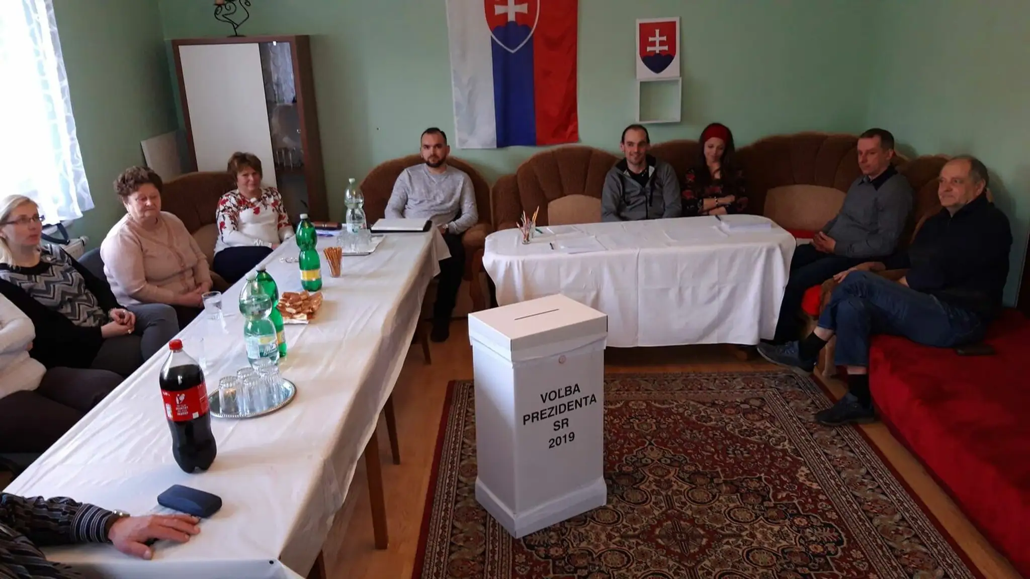 Maroš Šefčovič odvolil v sprievode manželky.