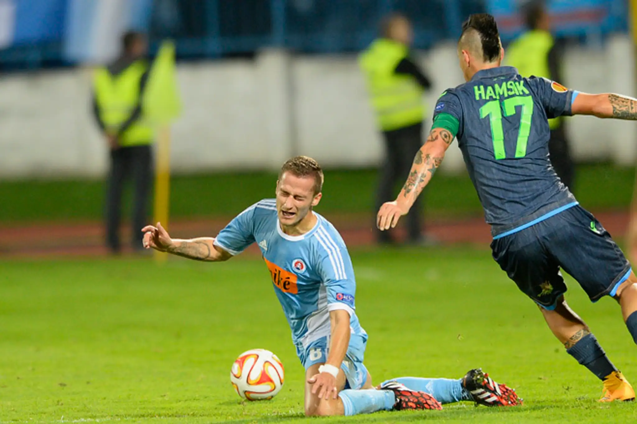 Marek Hamšík (SSC Neapol) a Erik Grendel (Slovan Bratislava) počas zápasu EL UEFA