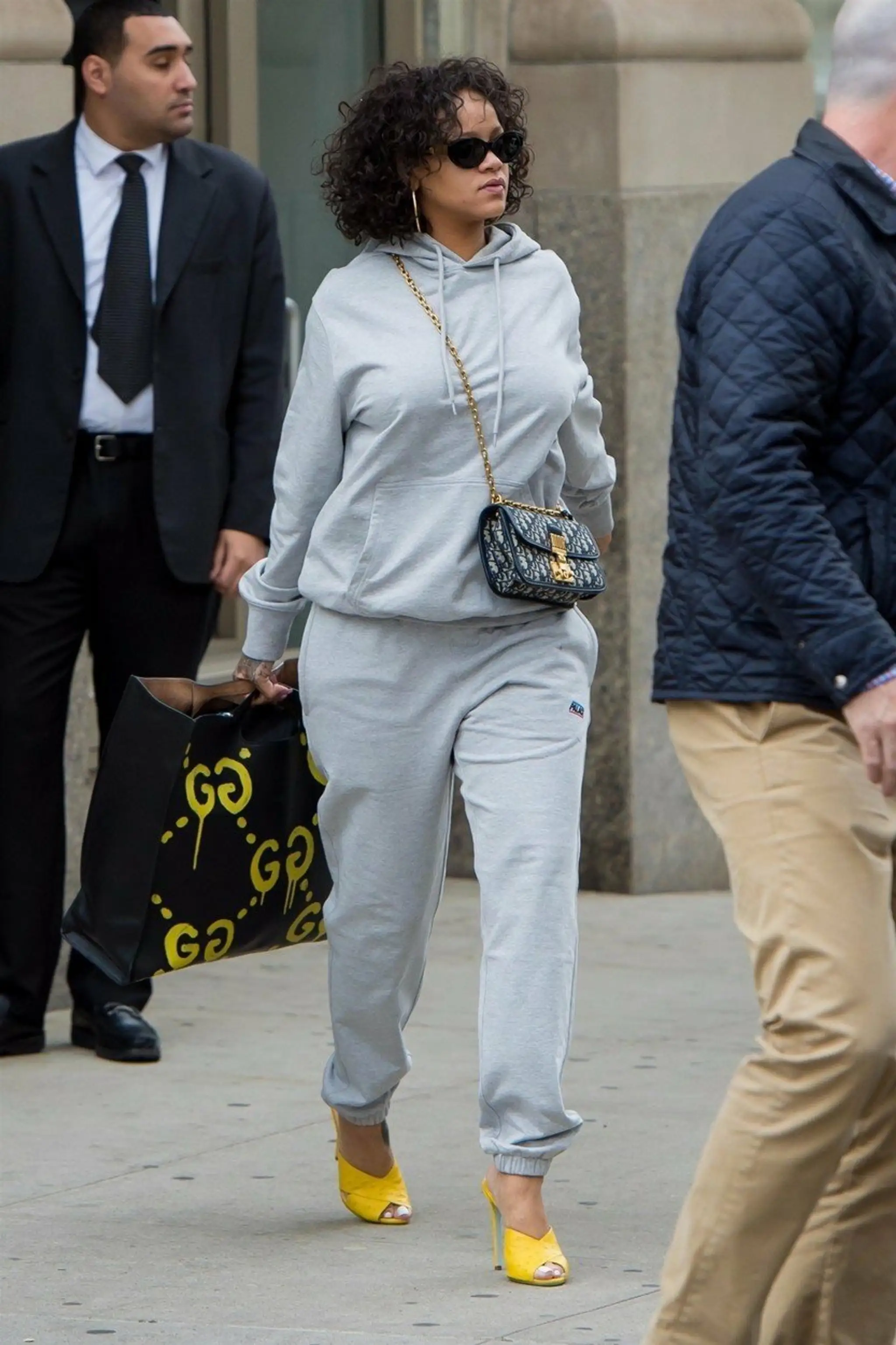 Rihanna skrýva postavu v teplákovej súprave