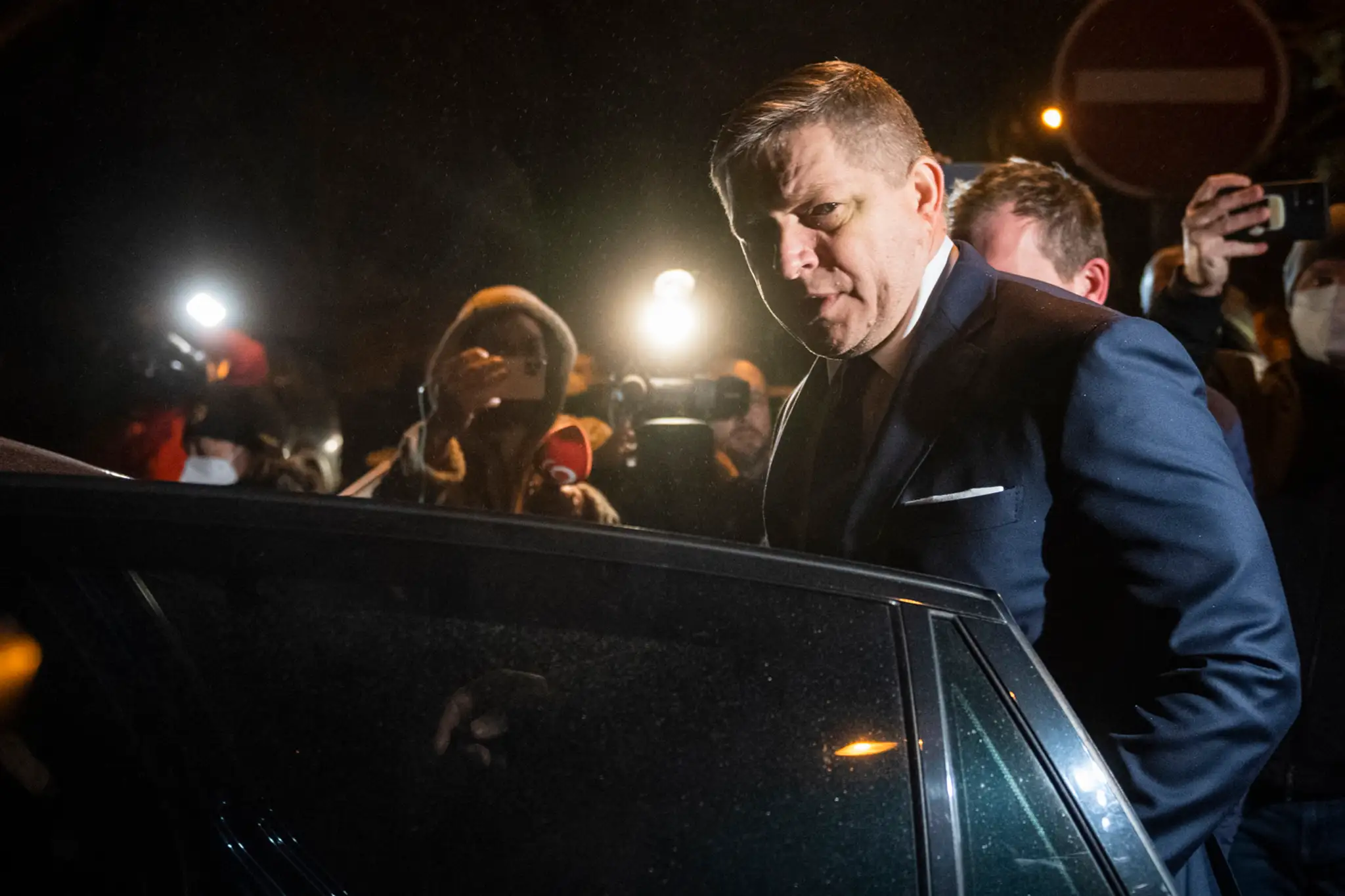 Na snímke Robert Fico opúšťa policajnú stanicu