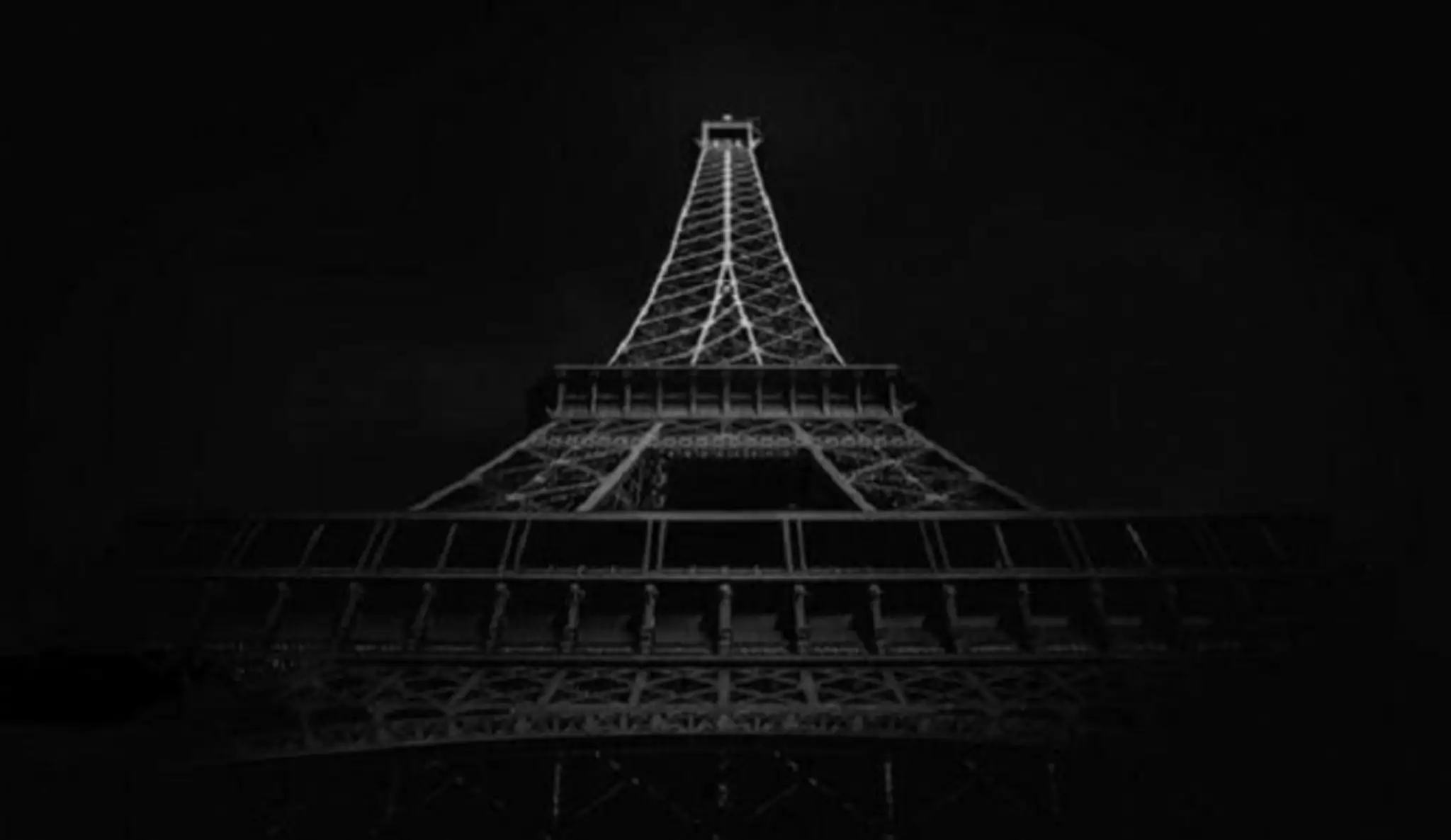 Eiffelova veža sa ponorila do tmy na počesť obetí parížskeho útoku.