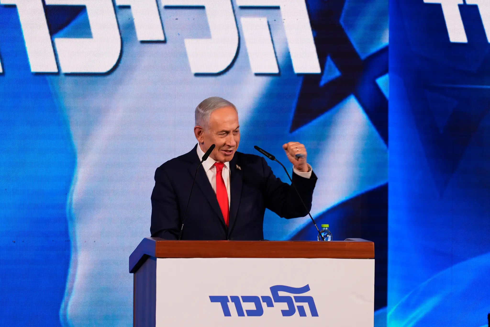 Izraelský premiér Benjamin Netanjahu prehovára k svojim stúpencom v sídle strany Likud v Jeruzaleme.
