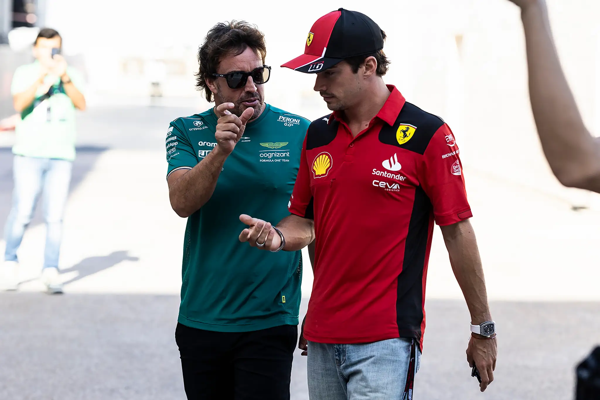 Fernando Alonso a Charles Leclerc.