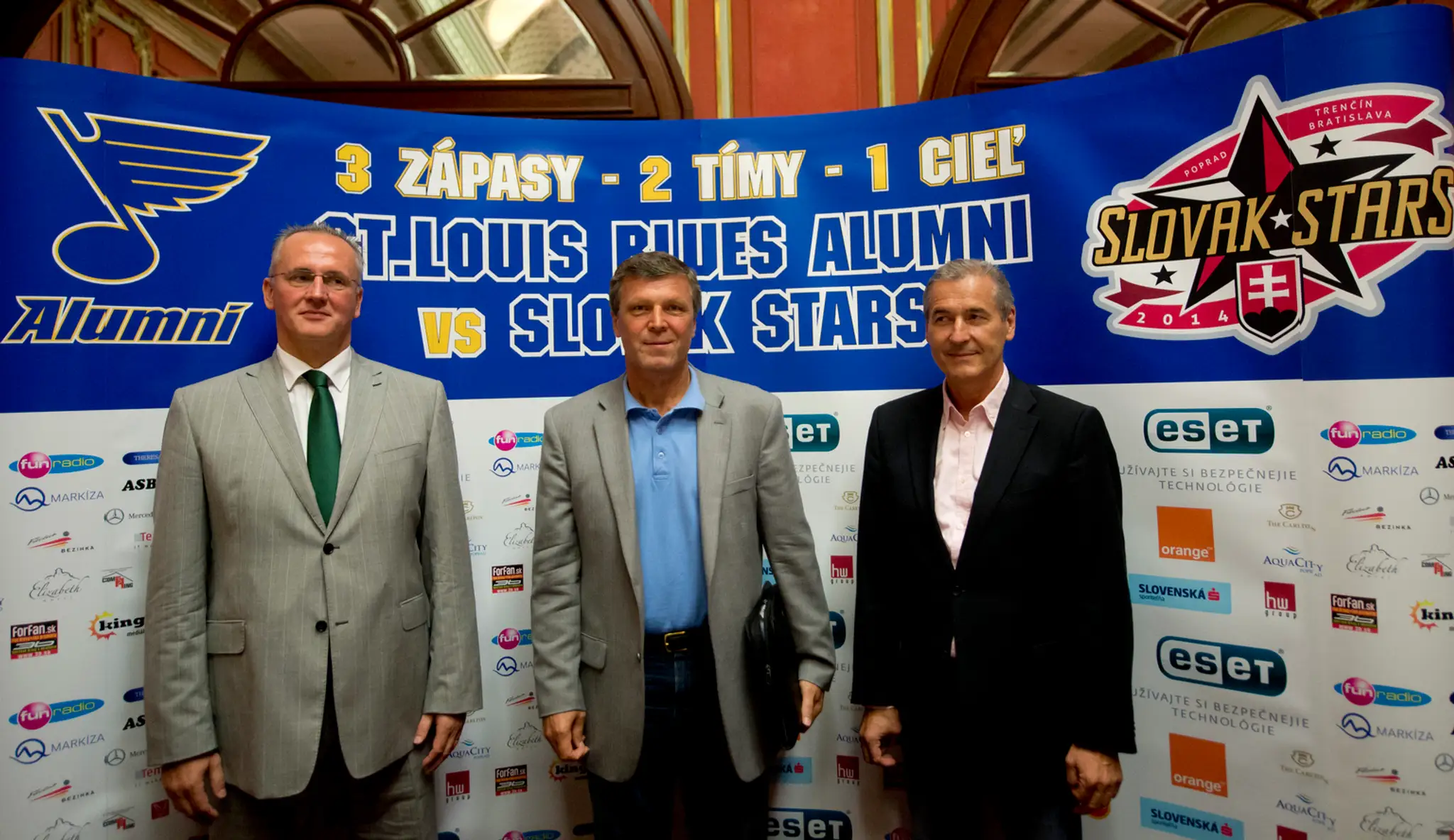 Zľava slovenské hokejové legendy Miroslav Michalek, Peter Šťastný a Marán Bezák.