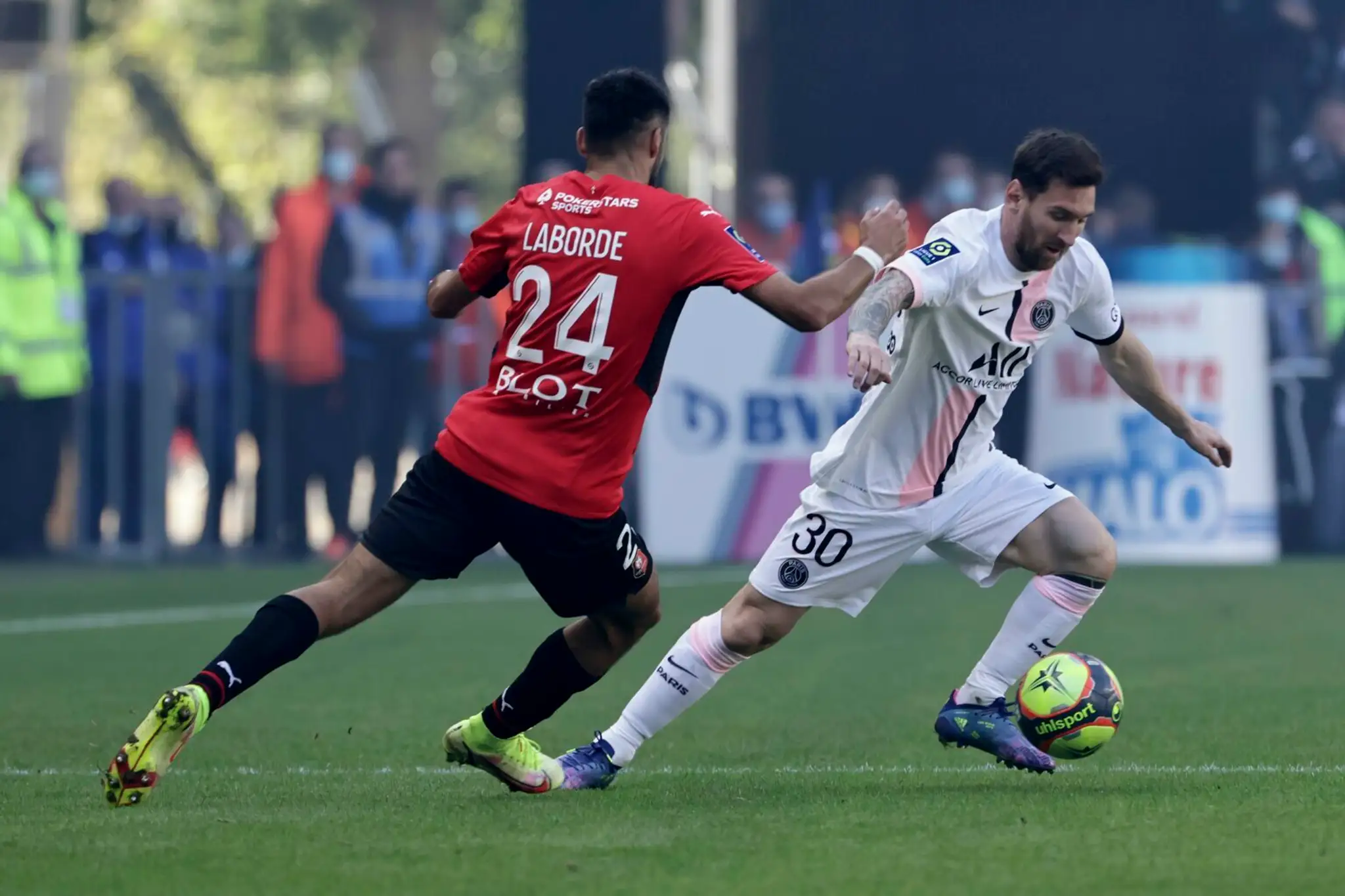 Lionel Messi (vpravo) a Gaëtan Laborde.