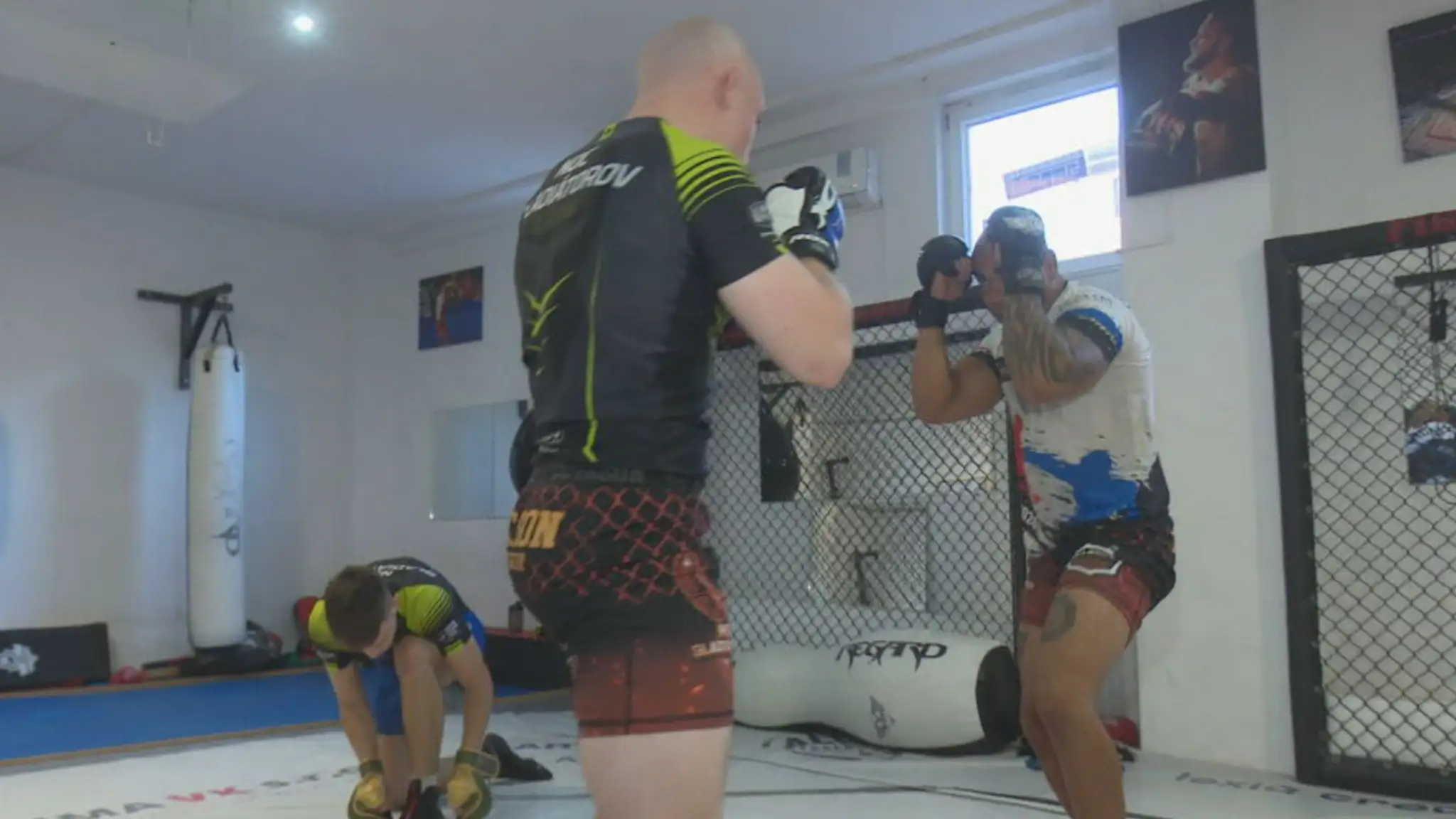 Zápasník MMA spacifikoval muža so zbraňou