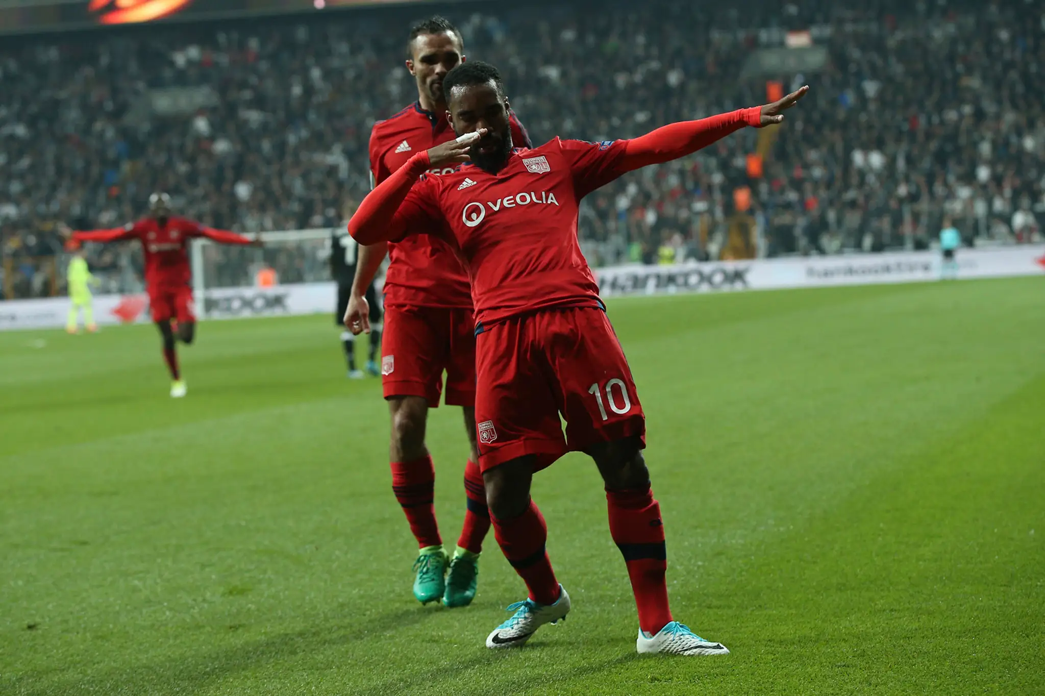 Alexandre Lacazette z Lyonu (v popredí) oslavuje gól v odvete štvrťfinále EL proti Besiktasu.