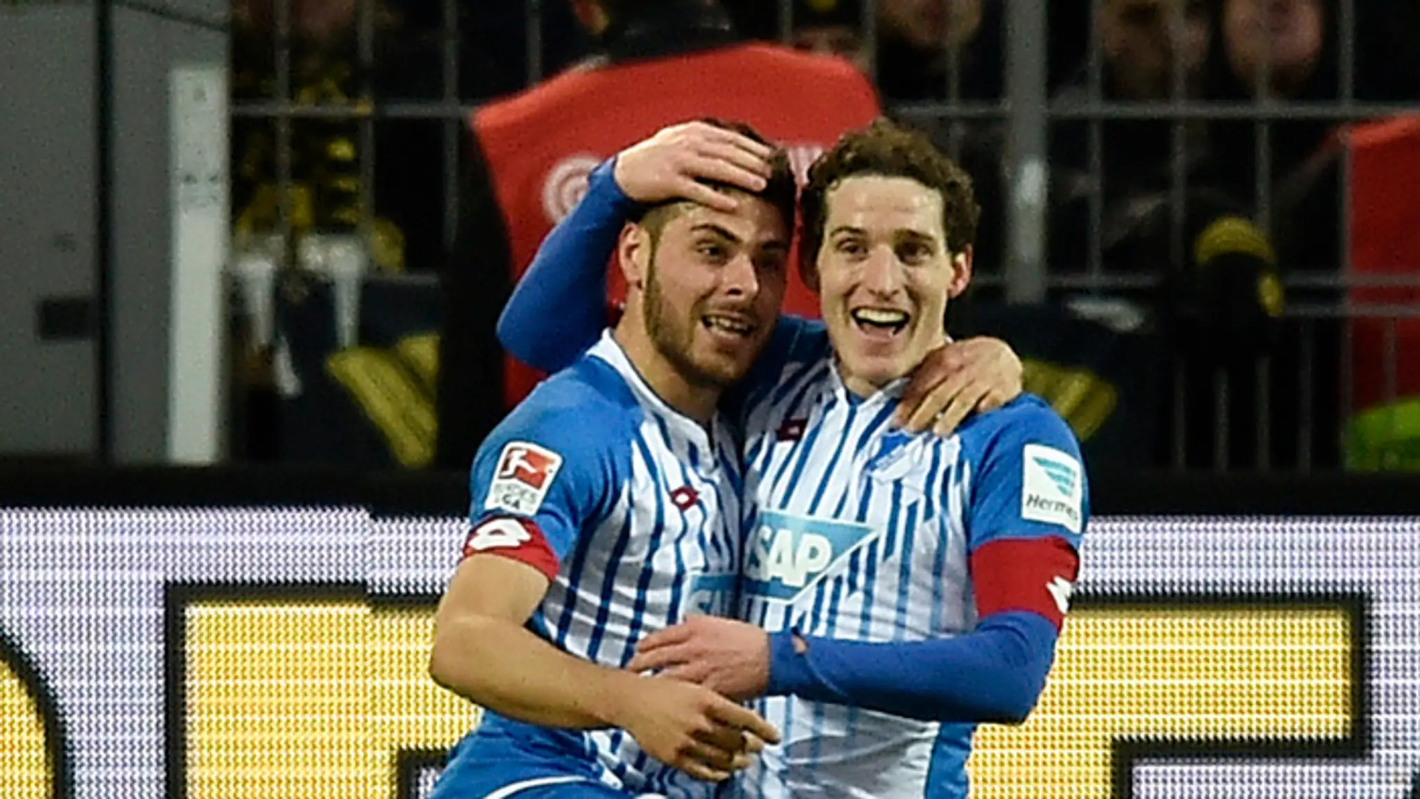 Sebastian Rudy (vpravo) sa teší z gólu so spohráčom Kevinom Vollandom. (Archívna snímka).