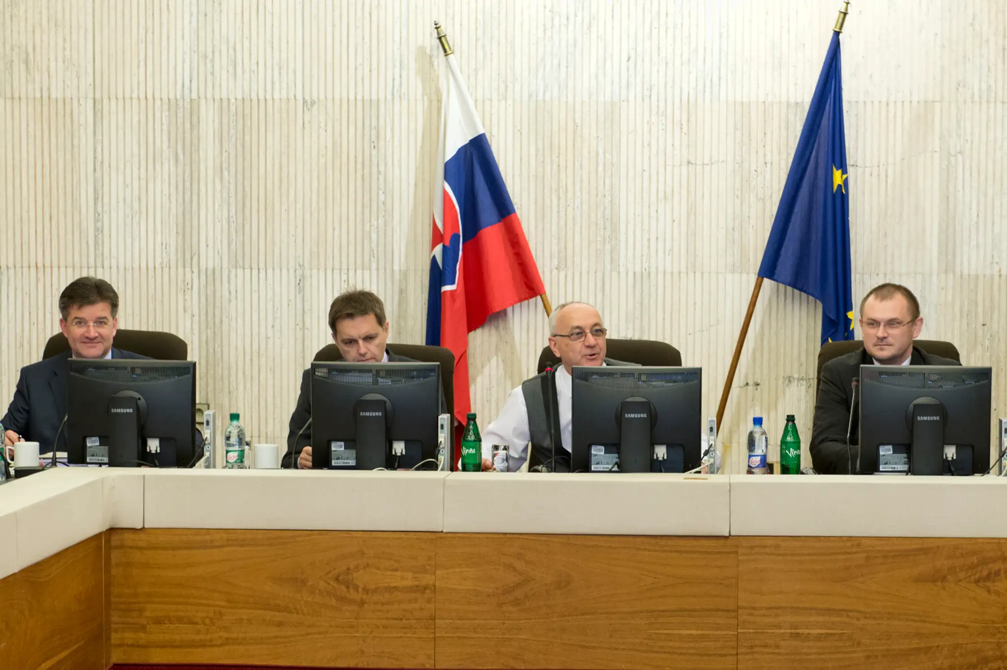 Prvoaprílové zasadnutie vlády: Na mieste premiéra sedí časník (druhý sprava).