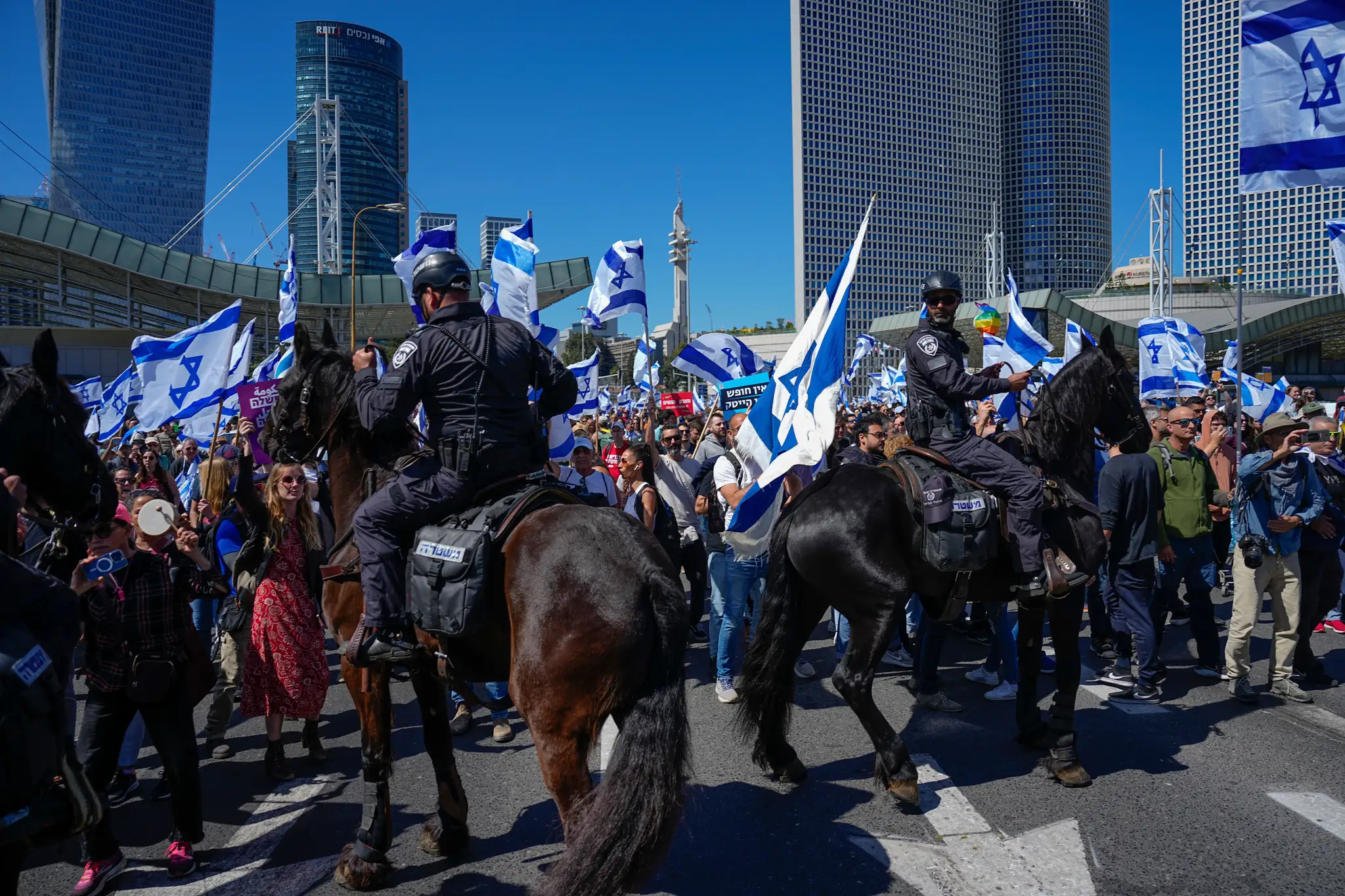 Príslušníci izraelskej jazdnej polície sa pokúšajú rozohnať demonštrantov, ktorí blokujú hlavnú cestu počas protestu proti vládnemu návrhu súdnej reformy nového premiéra Benjamina Netanjahua v Tel Avive .