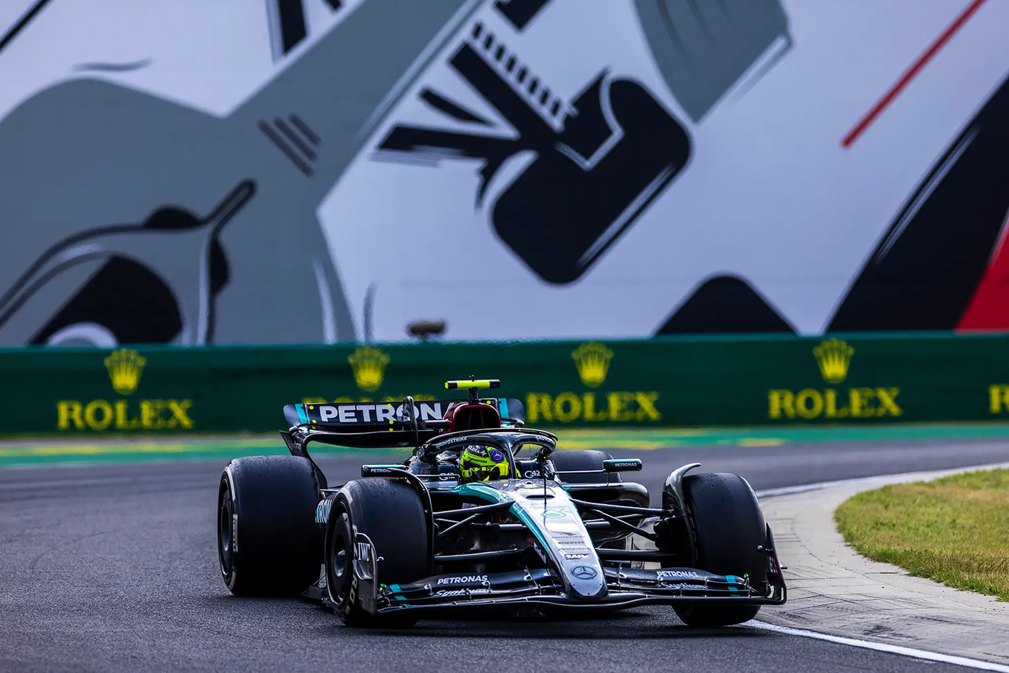 Lewis Hamilton z Mercedesu na trati VC Maďarska.