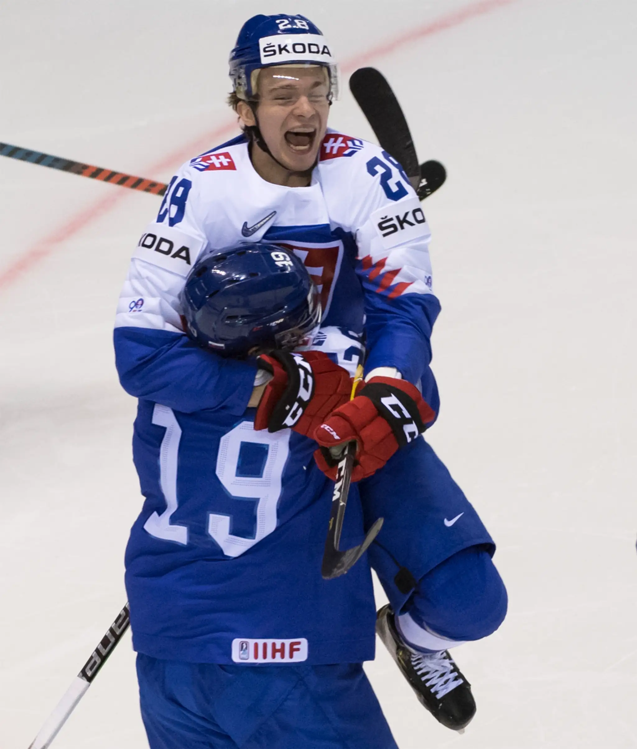 Marián Studenič (vľavo) sa snaží prekonať Američana Coryho Schneidera v dueli na MS 2019.