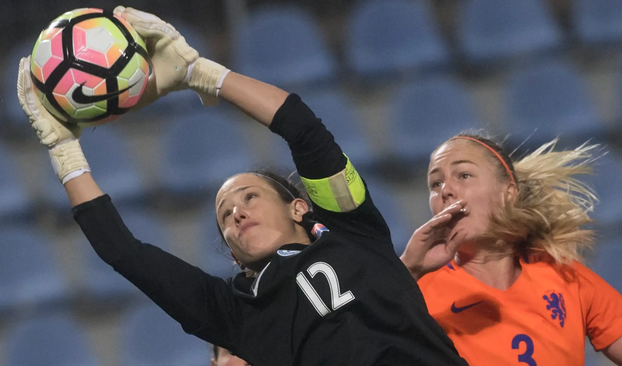 Na snímke vľavo brankárka Maria Korenčiová (Slovensko) a vpravo Stephanie van der Gragtová  (Holandsko).