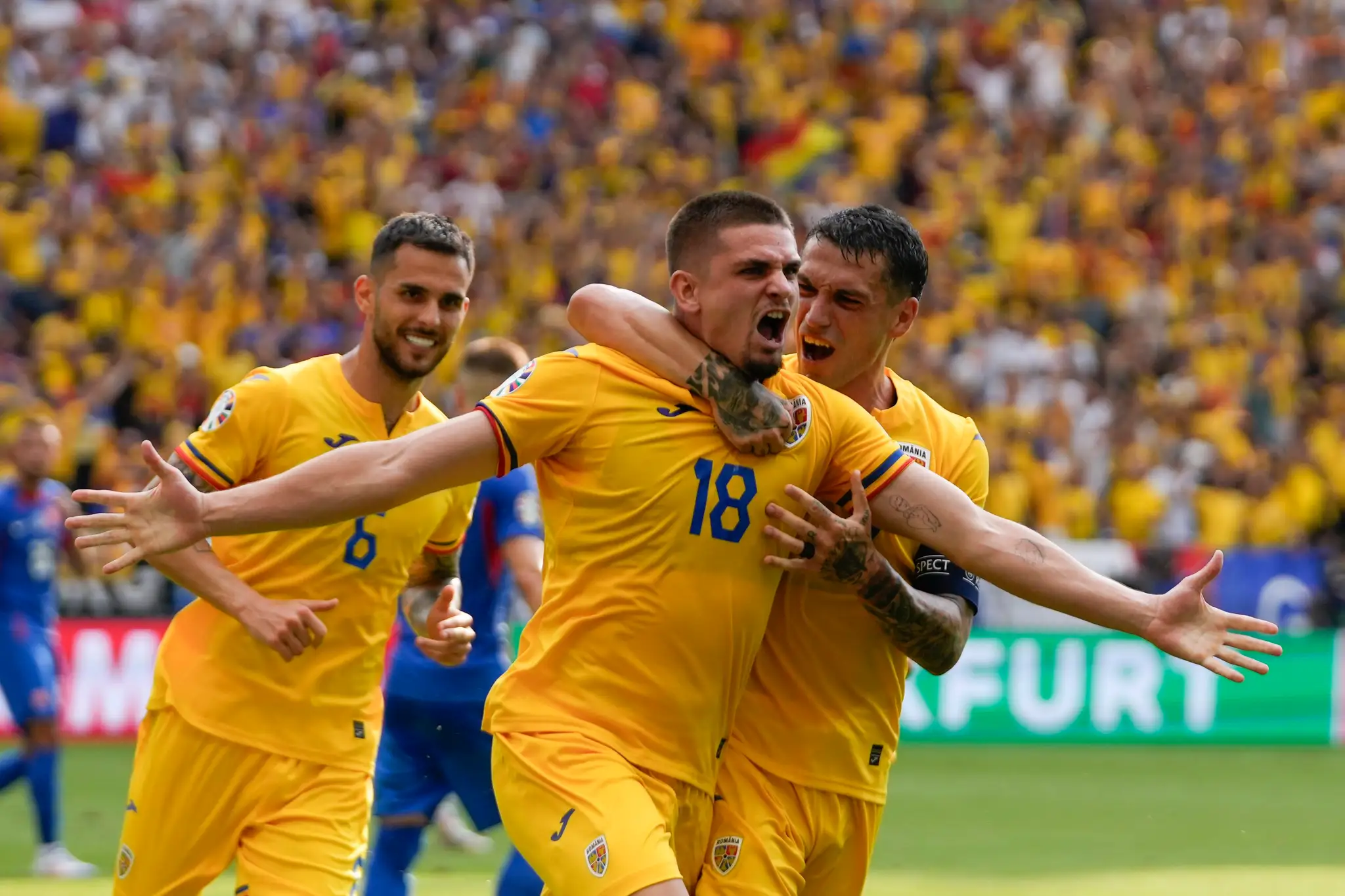 Rumuni oslavujú gól proti Slovákom na ME 2024.