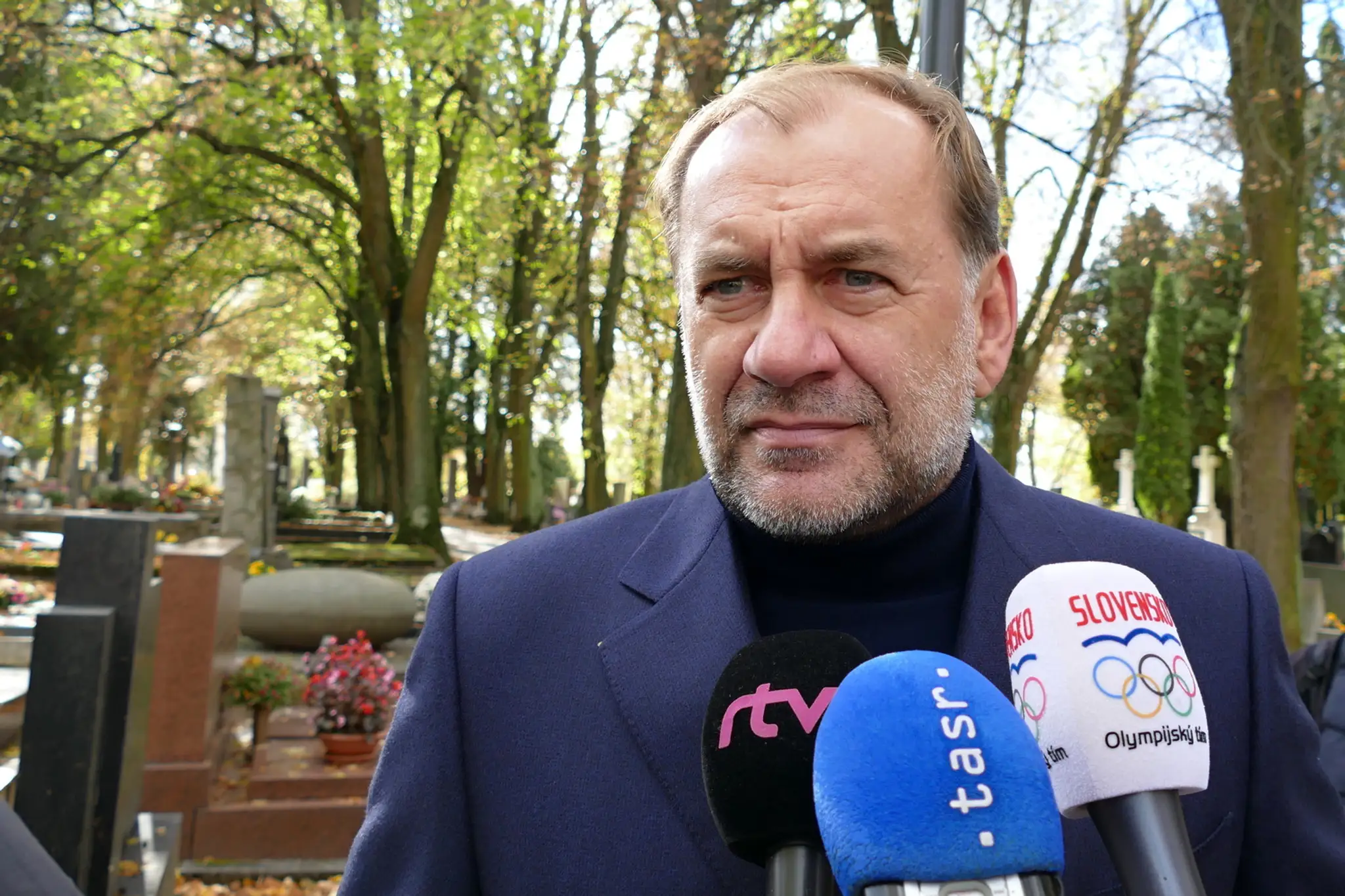 Futbalový tréner Vladimír Weiss počas odhalenia pamätníka jeho otca na Národnom cintoríne v Martine.