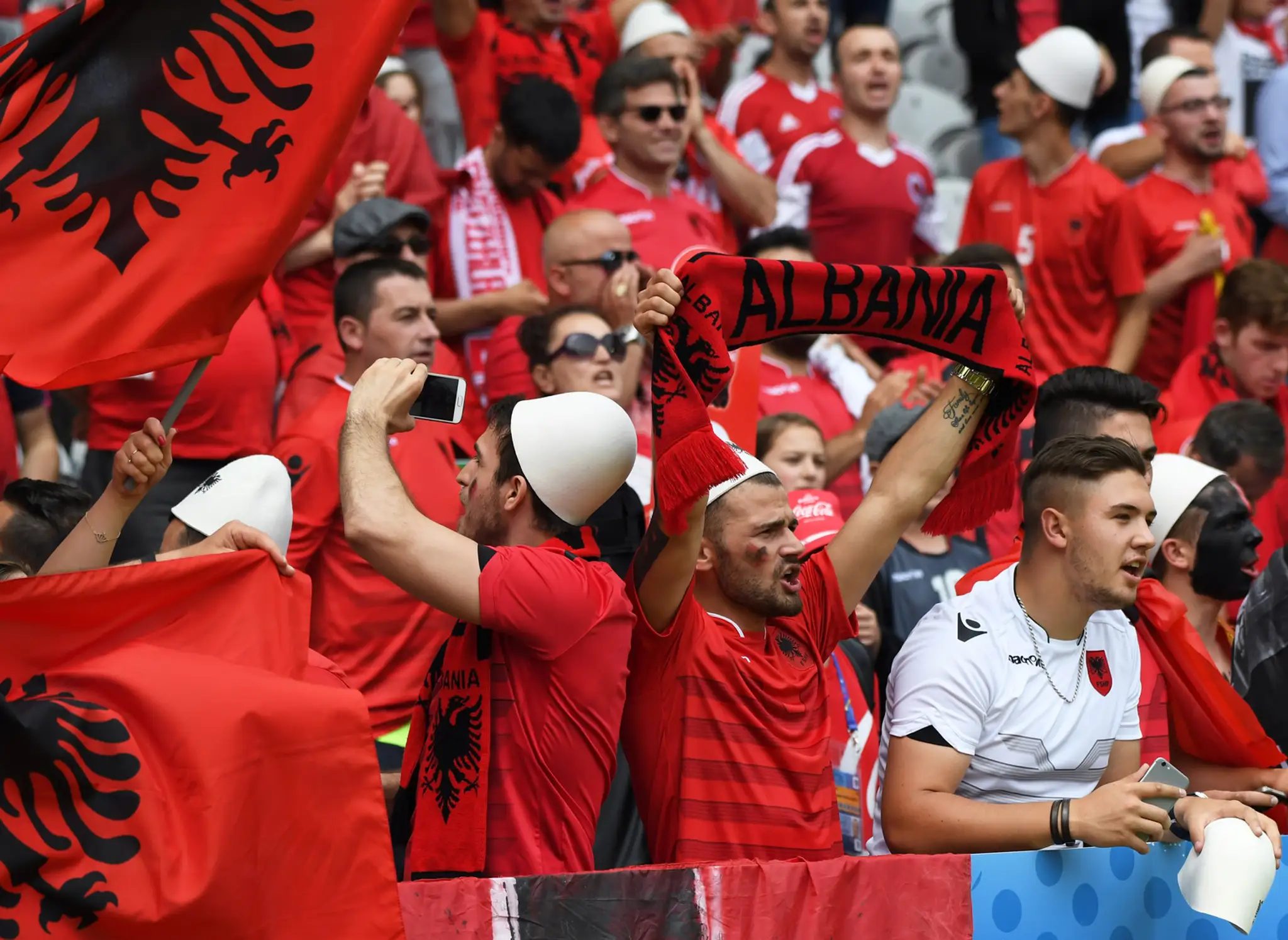 Albánski priaznivci počas súboja so Švajčiarskom na ME vo futbale.